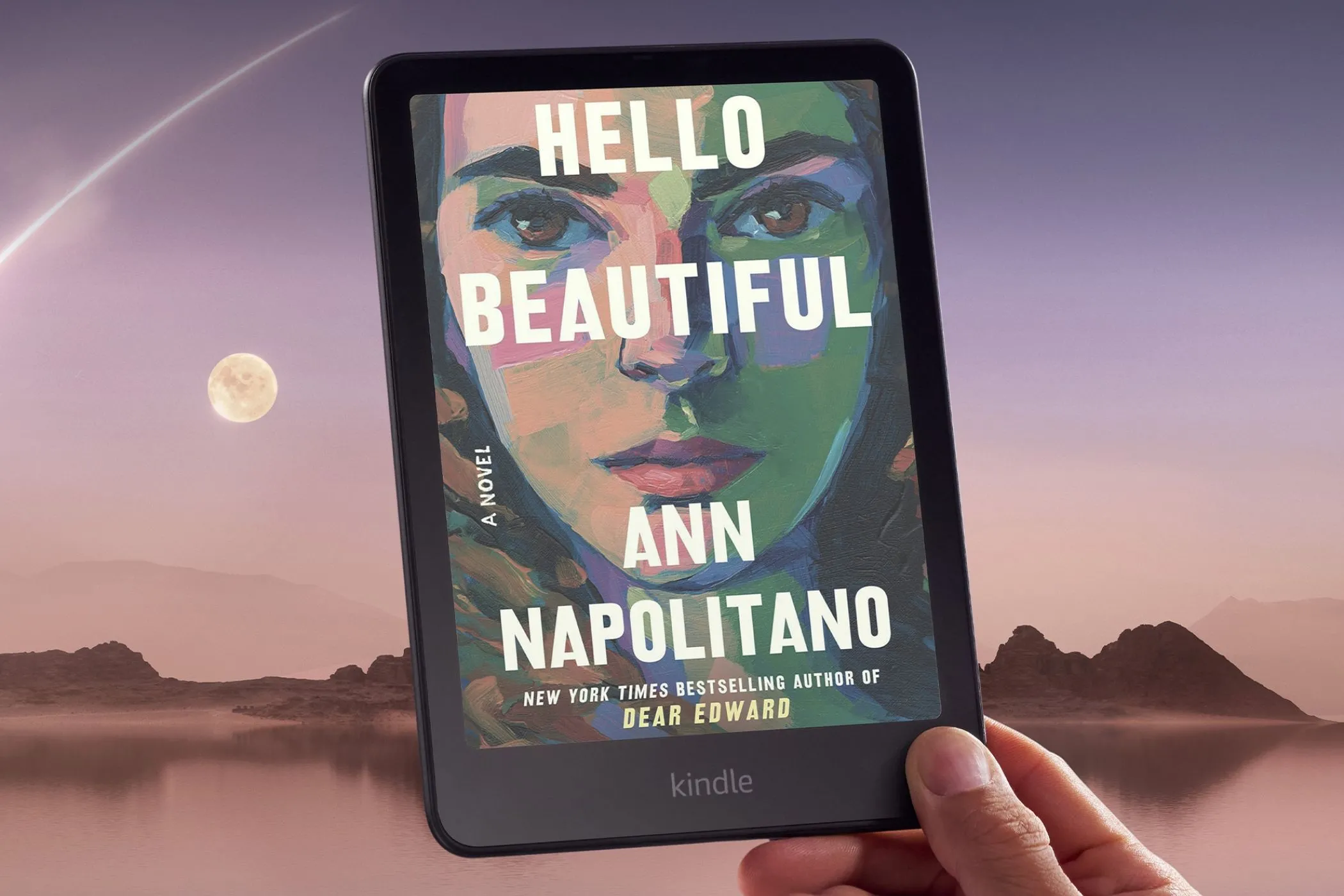 Amazon Kindle Colorsoft đang được cầm trên tay, hiển thị nội dung nhiều màu sắc