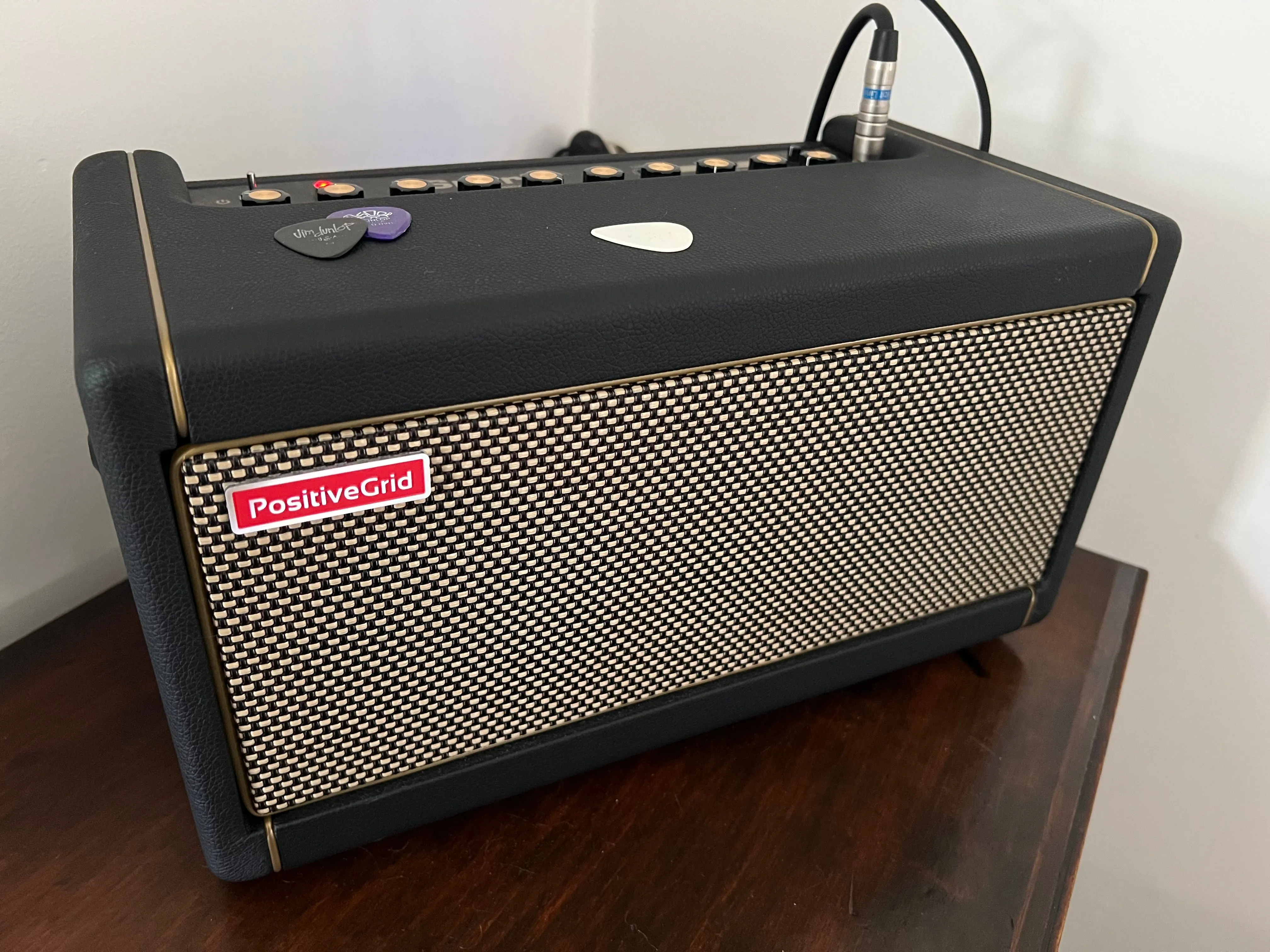 Amply guitar modeling Positive Grid Spark 40, minh họa thiết bị phụ thuộc vào ứng dụng để hoạt động đầy đủ tính năng
