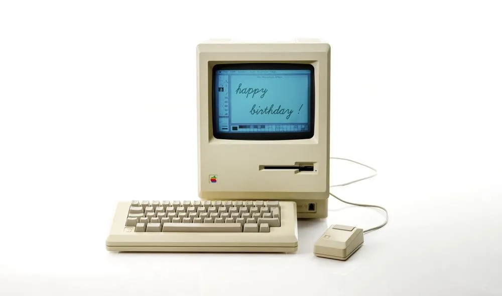 Ảnh chụp studio của máy tính Macintosh 128k nguyên bản, mẫu máy tính GUI đột phá của Apple ra mắt năm 1984