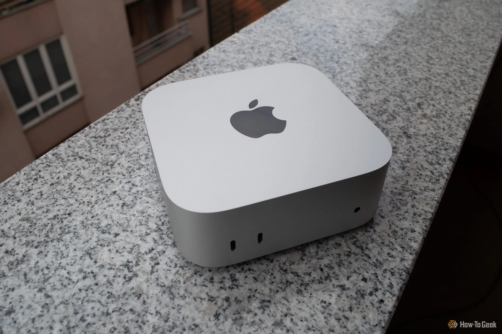Apple Mac Mini M4 với thiết kế tối giản, đặt trên ban công với ánh sáng tự nhiên