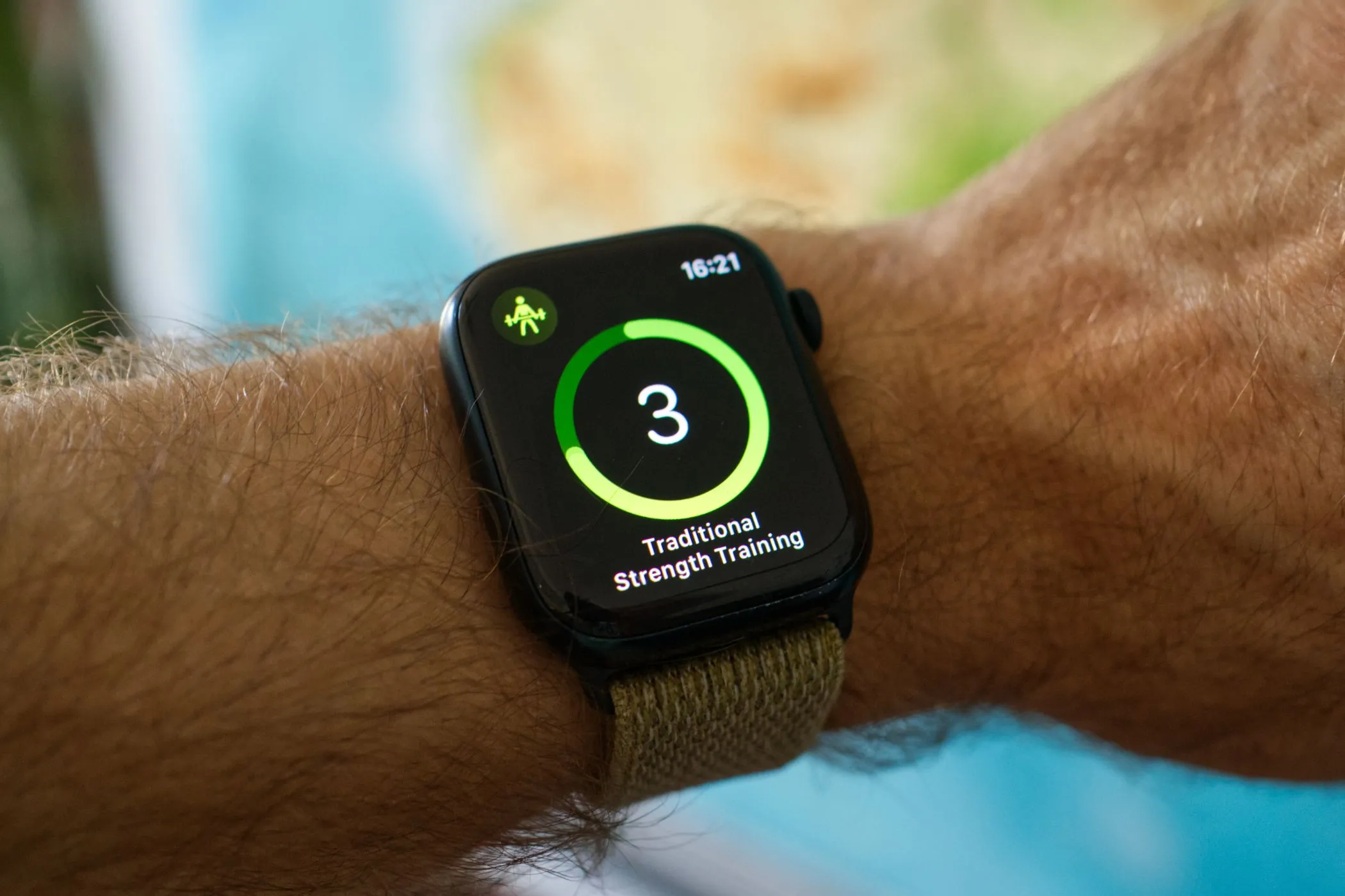 Apple Watch Series 8 hiển thị giao diện bắt đầu bài tập luyện sức mạnh, minh họa việc người dùng cần tập trung và tránh bị phân tâm bởi thông báo.