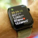 Apple Watch Series 8 theo dõi buổi tập thể lực truyền thống, minh họa tính năng sức khỏe của đồng hồ thông minh Apple.