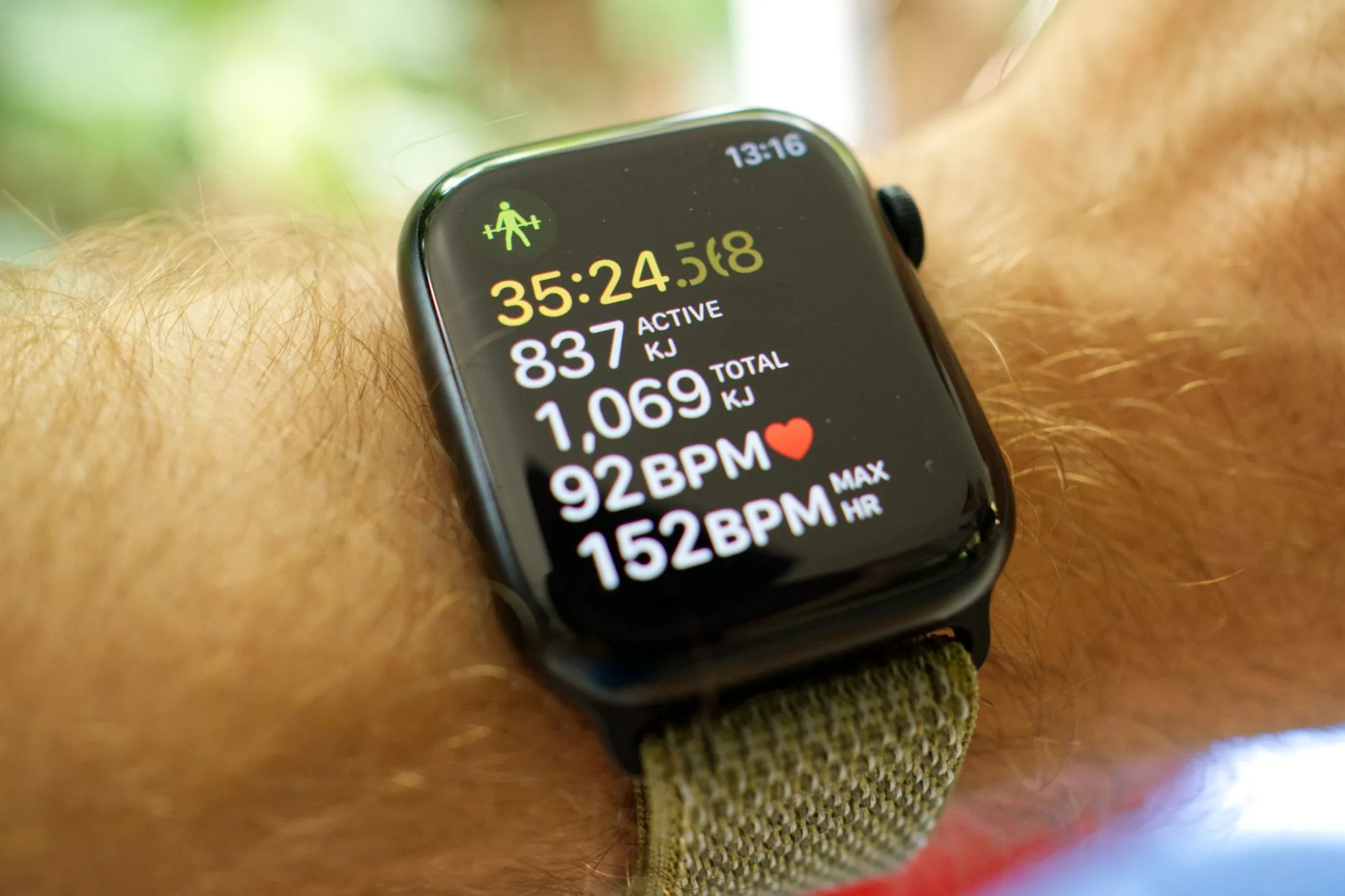 Apple Watch Series 8 theo dõi buổi tập thể lực truyền thống, minh họa tính năng sức khỏe của đồng hồ thông minh Apple.