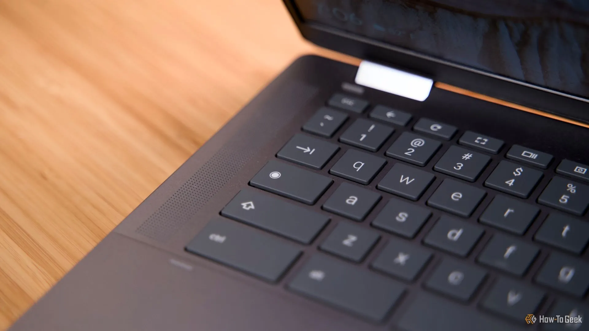 Bàn phím Chromebook làm nổi bật phím Search (Tìm kiếm)