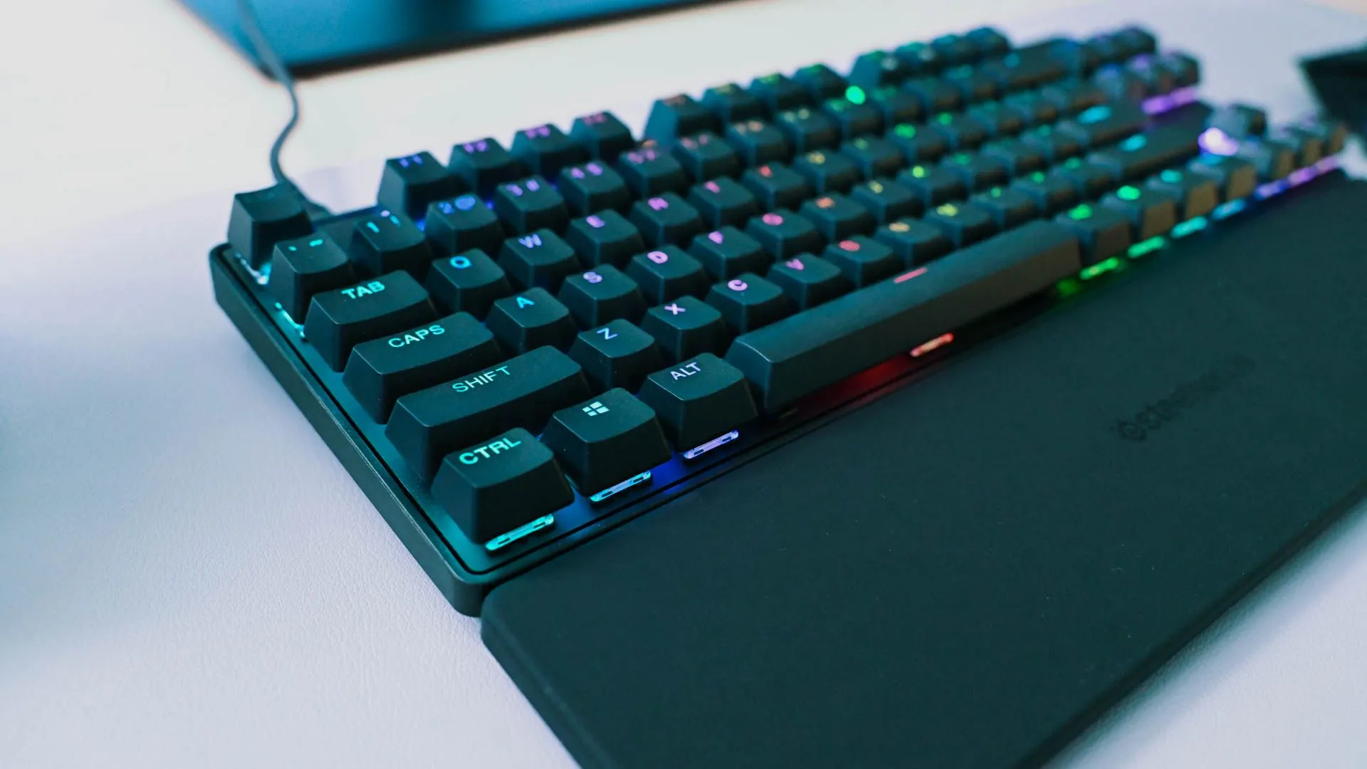 Bàn phím cơ Steelseries Apex Pro TKL từ góc nghiêng, một lựa chọn TKL hàng đầu cho game thủ và người dùng chuyên nghiệp