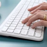 Bàn phím máy tính đang được sử dụng, minh họa cho việc điều hướng Excel bằng phím tắt.