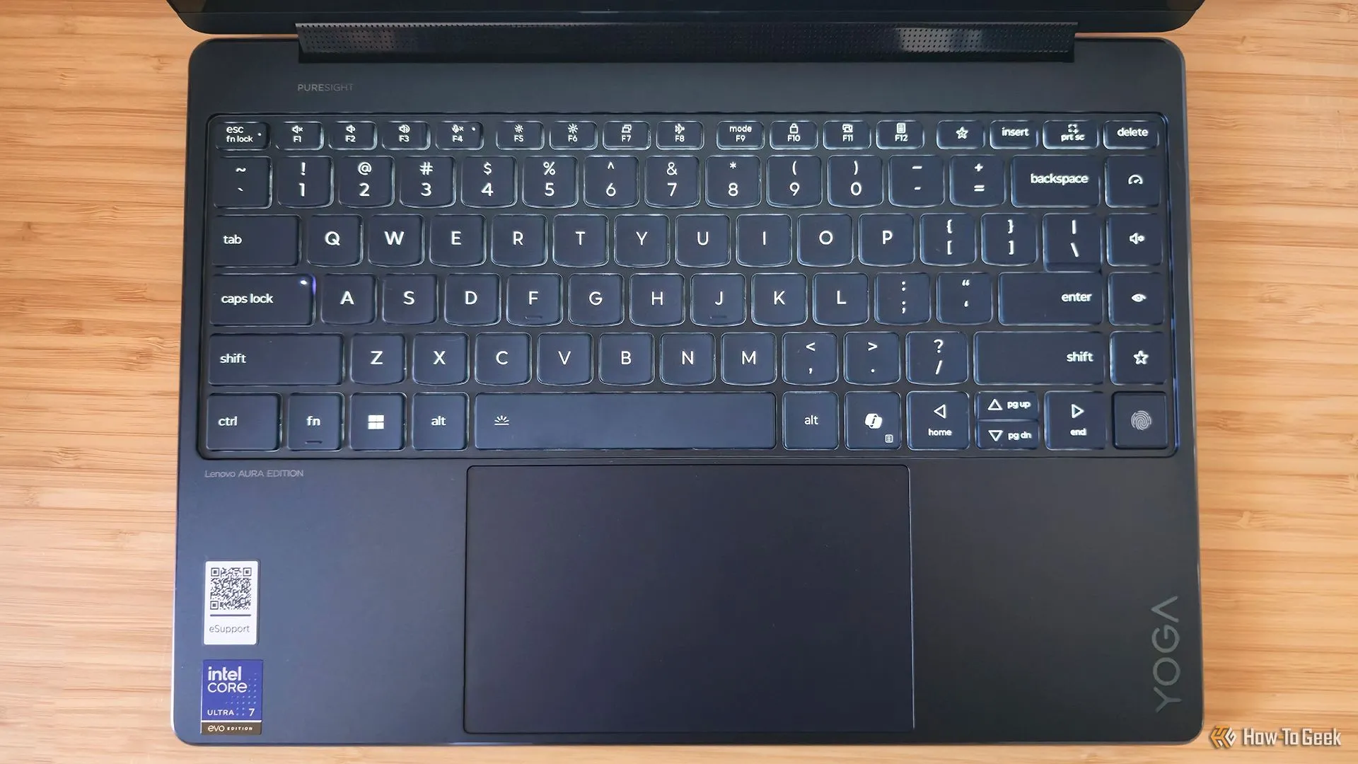 Bàn phím và touchpad của laptop Lenovo Yoga 9i 2-in-1 Gen 10.