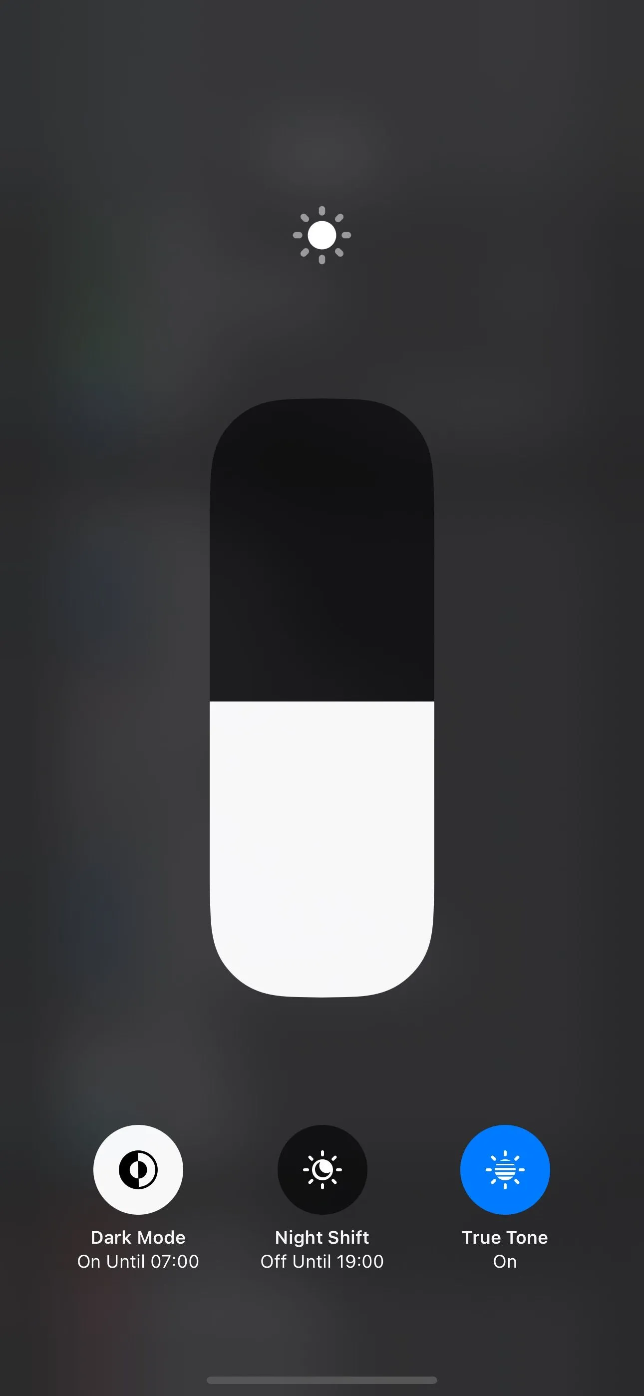 Bật Chế độ Tối (Dark Mode) từ Trung tâm điều khiển trên iPhone.
