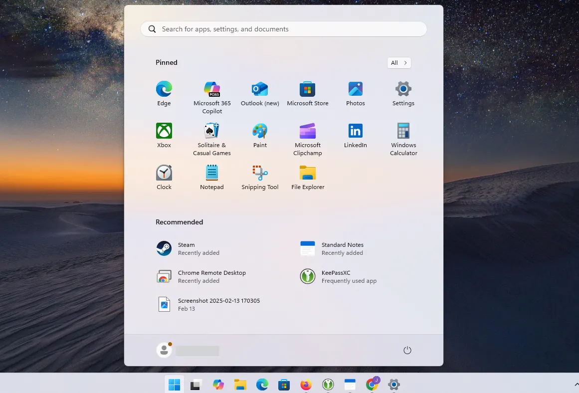 Biểu tượng Copilot AI xuất hiện dày đặc trên thanh tác vụ và menu Start của Windows 11