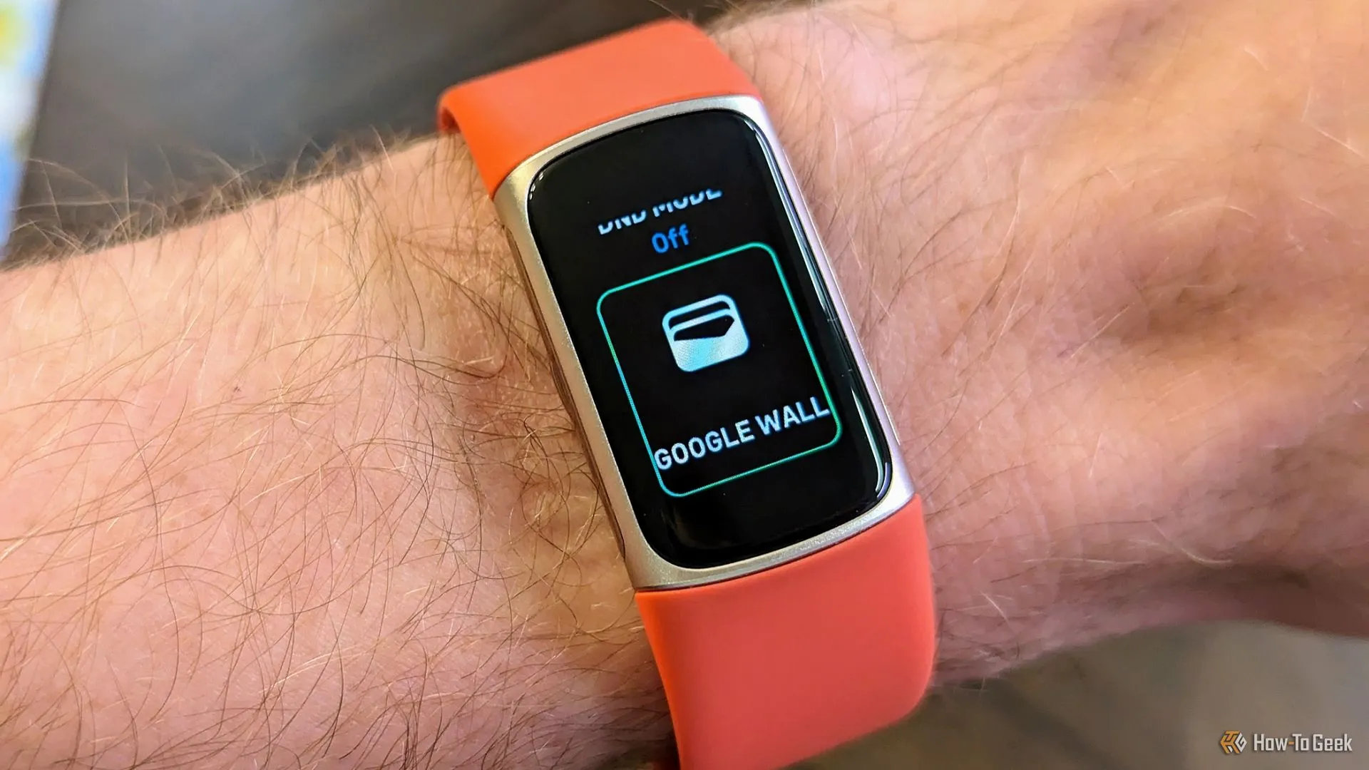 Biểu tượng Google Wallet hiển thị trên thiết bị đeo tay Fitbit Charge 6 hỗ trợ NFC