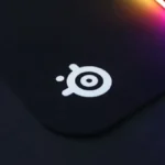 Biểu tượng SteelSeries trên tấm lót chuột gaming