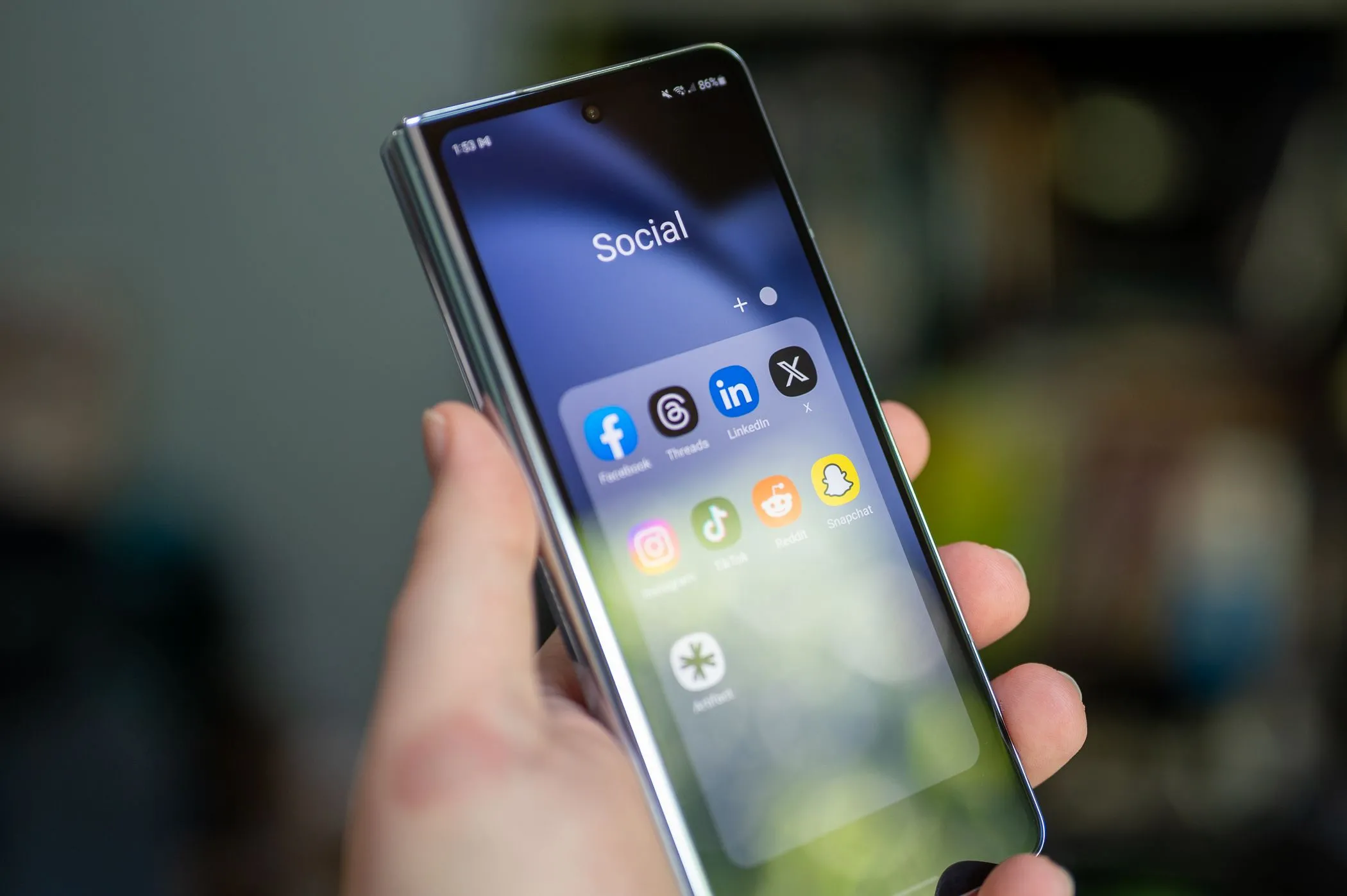 Biểu tượng ứng dụng X (Twitter) trên điện thoại Samsung Galaxy Z Fold 5, đại diện cho việc chia sẻ thông tin trên mạng xã hội và nguy cơ lộ dữ liệu.
