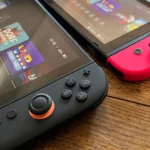 Bộ điều khiển Joy-Con của Nintendo Switch 2 và Switch đời đầu đặt cạnh nhau trên mặt bàn.