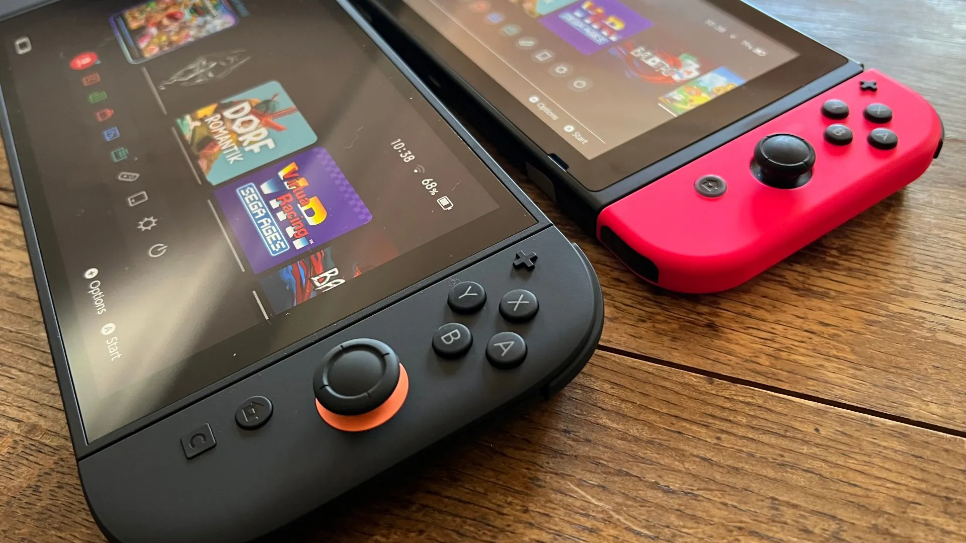 Bộ điều khiển Joy-Con của Nintendo Switch 2 và Switch đời đầu đặt cạnh nhau trên mặt bàn.