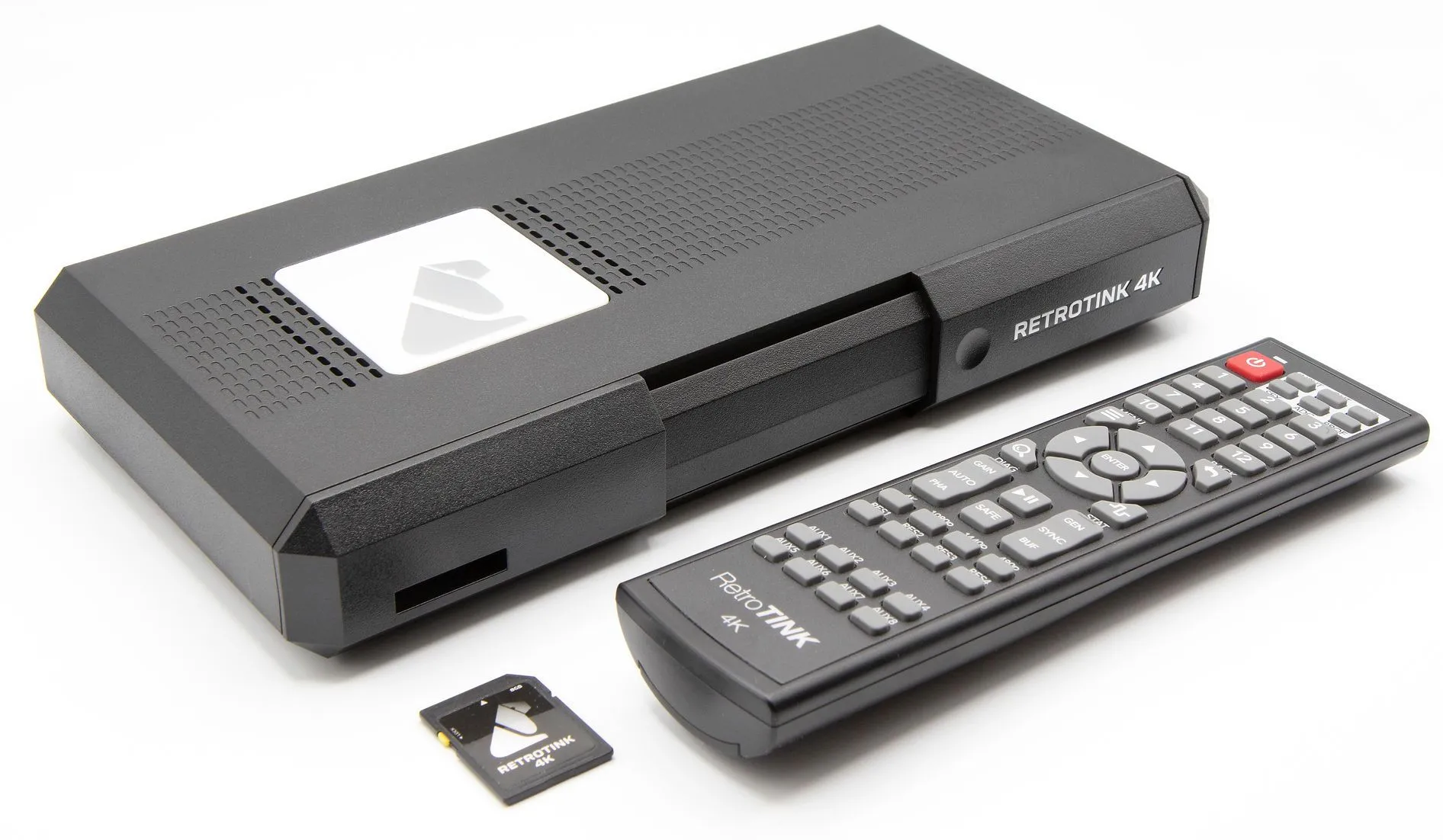 Bộ nâng cấp tín hiệu video RetroTINK-4K cùng điều khiển và thẻ nhớ SD, giải pháp hiện đại giúp cải thiện chất lượng hình ảnh game retro trên TV hiện đại.