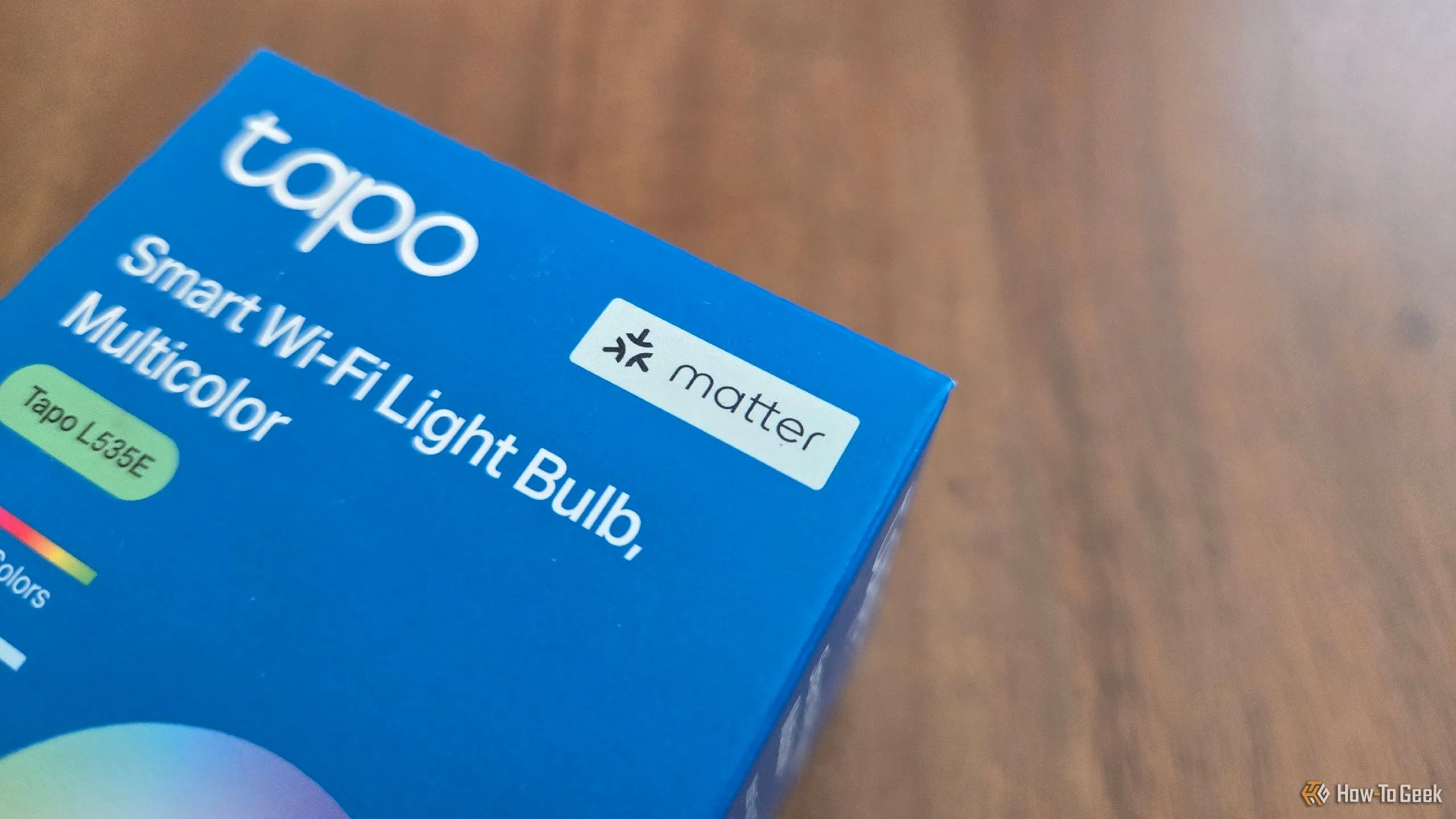 Bóng đèn thông minh TP-Link Tapo tương thích chuẩn Matter còn trong hộp, minh họa cho kỷ nguyên nhà thông minh không phụ thuộc ứng dụng
