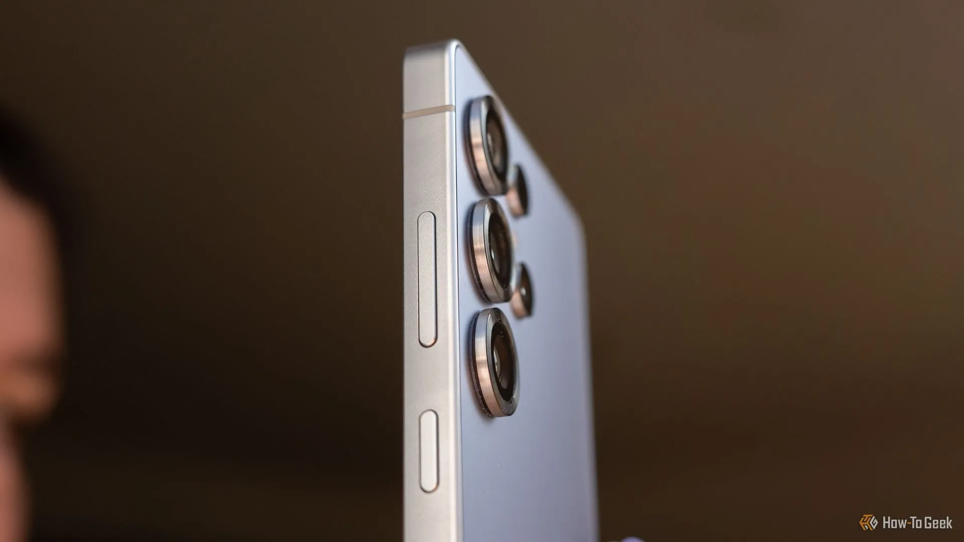 Bụi bẩn và xơ vải bám dưới cụm camera sau của Samsung Galaxy S25 Ultra