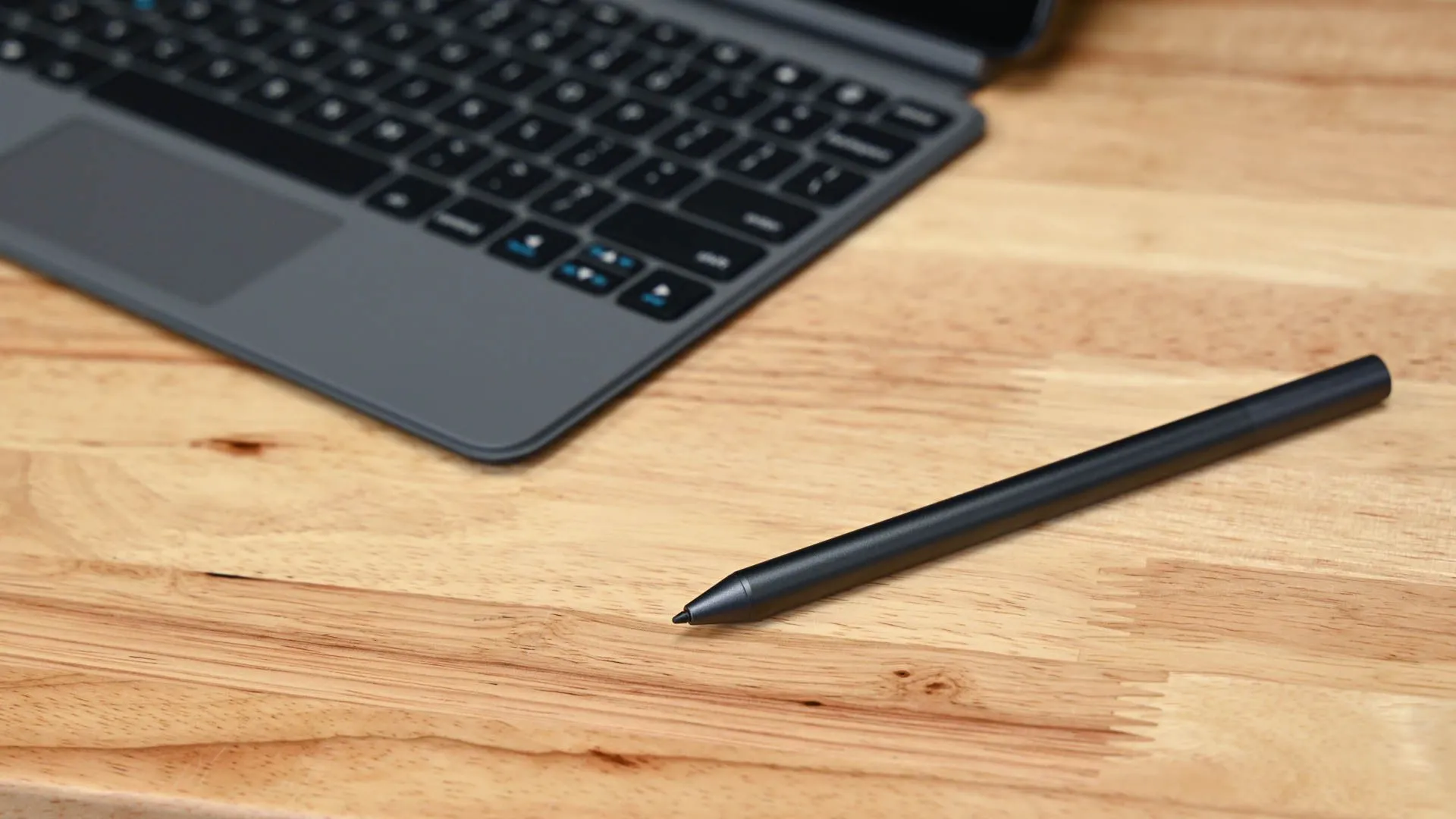 Bút cảm ứng (stylus) như Amazon Fire Max 11 Stylus pen giúp ghi chú và vẽ trên tablet tự nhiên, hiệu quả.