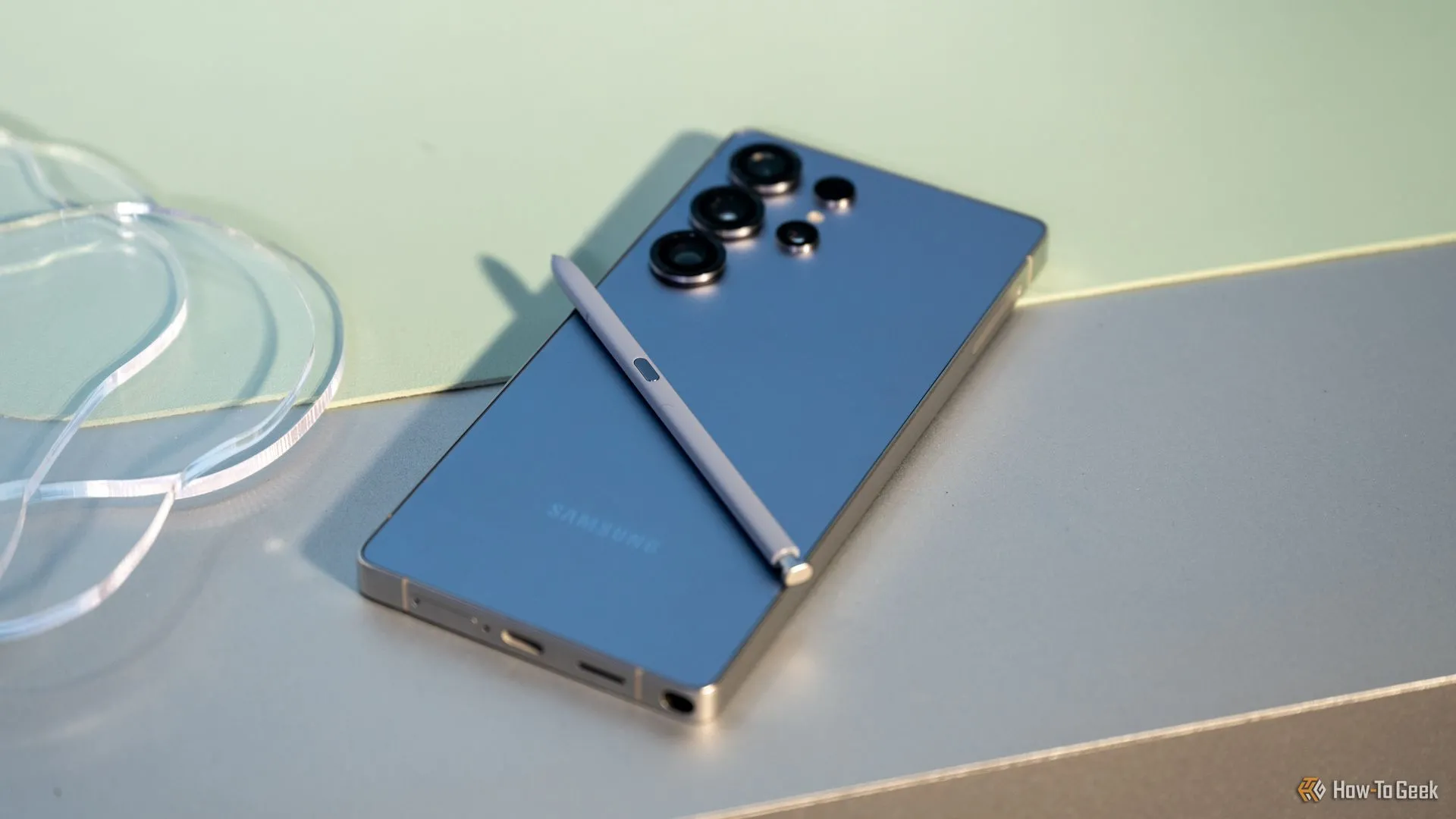 Bút S-Pen được tháo rời và đặt cạnh Samsung Galaxy S25 Ultra, minh họa vị trí của phụ kiện này