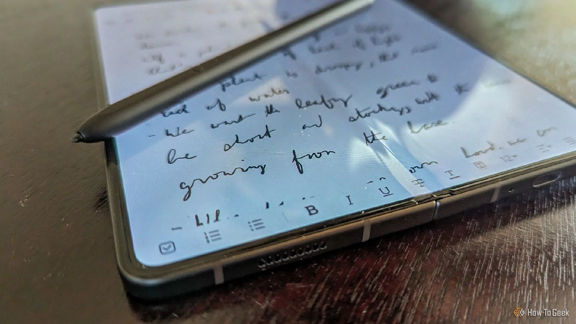 Bút S Pen Fold Edition đặt trên màn hình mở rộng của Samsung Galaxy Z Fold 5, nhấn mạnh không gian viết lớn.