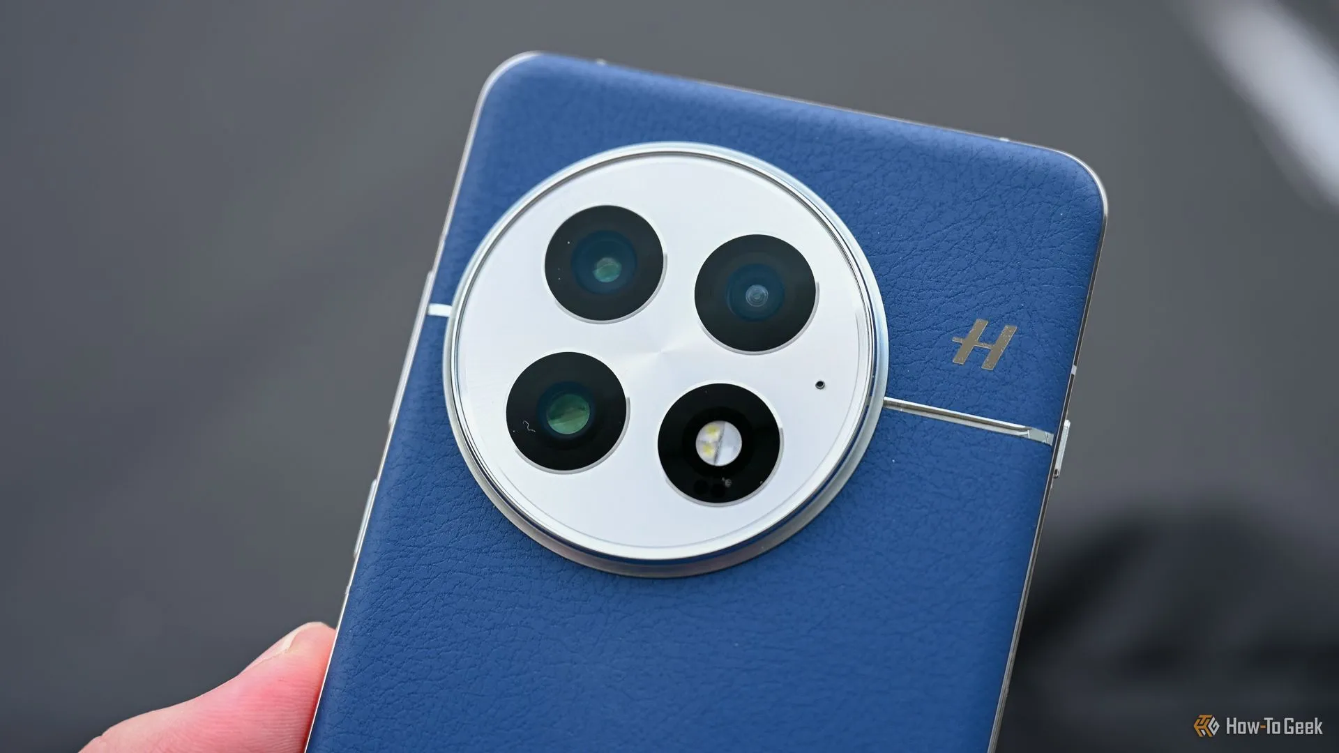 Các camera phía sau của điện thoại OnePlus 13, nổi bật thiết kế module camera