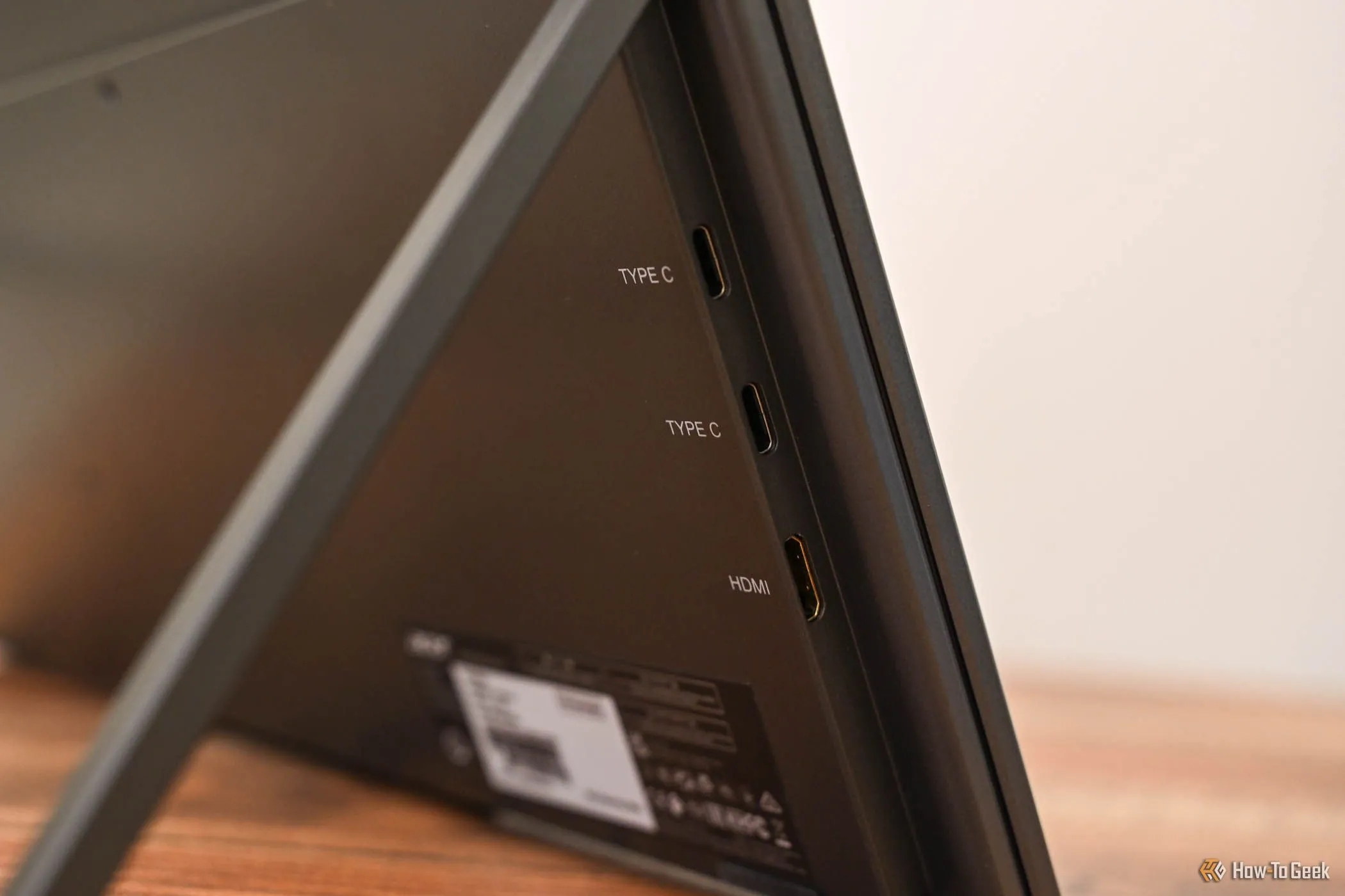 Các cổng kết nối linh hoạt trên màn hình di động kép Acer PD163Q, bao gồm USB-C, hỗ trợ đa dạng thiết bị.
