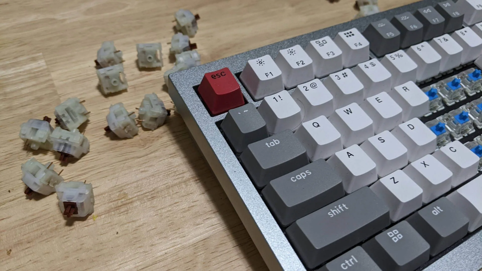 Cận cảnh bàn phím Keychron Q1 từ góc nhìn bên hông, minh họa thiết kế cao cấp và chắc chắn của dòng bàn phím cơ custom