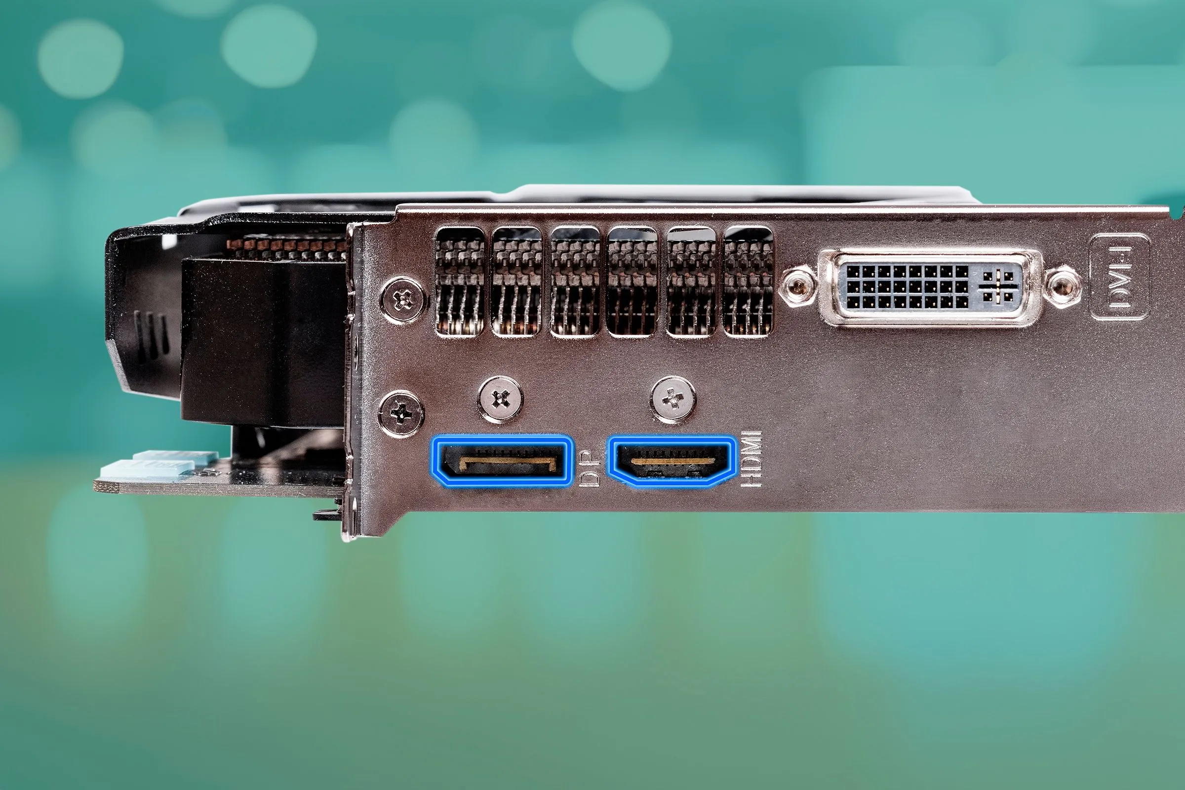 Cận cảnh các cổng kết nối DisplayPort và HDMI trên card đồ họa rời, vị trí quan trọng để xuất tín hiệu hình ảnh tối ưu.