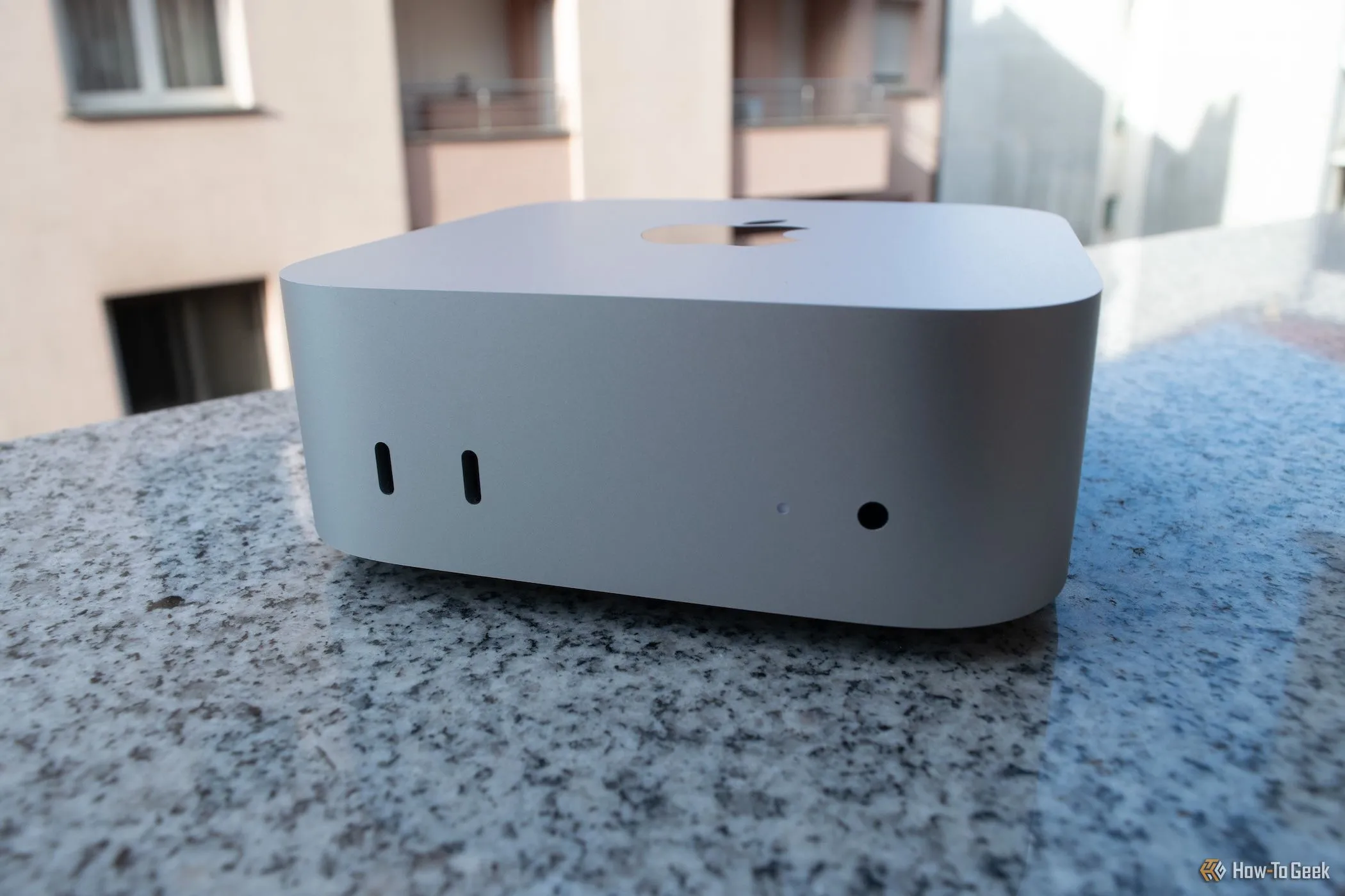 Cận cảnh các cổng kết nối USB-C và jack âm thanh 3.5mm ở mặt trước của Mac Mini M4