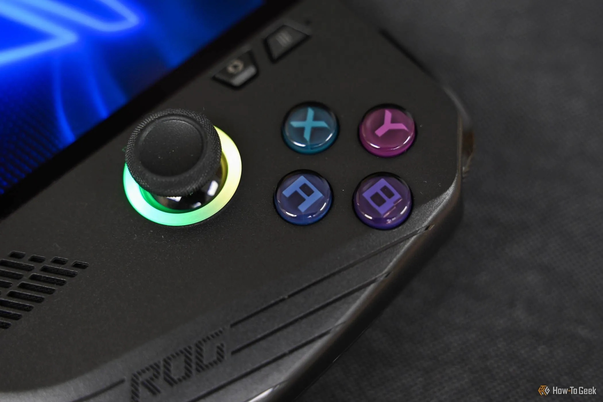 Cận cảnh cần analog và nút điều khiển trên ASUS ROG Ally X, một thiết bị chơi game cầm tay phổ biến