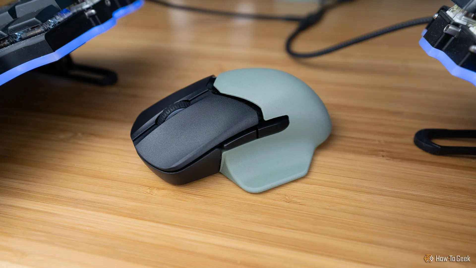 Cận cảnh cạnh bên của chuột HyperX Pulsefire Saga Pro với vỏ tùy chỉnh được in 3D