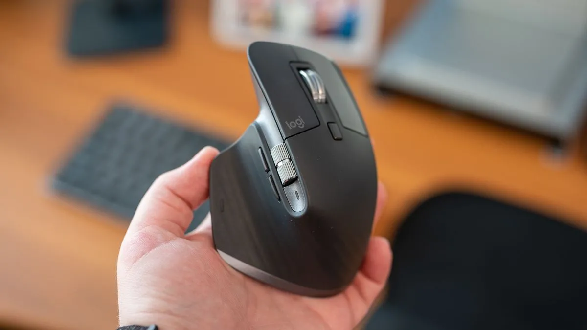 Cận cảnh chuột Logitech MX Master 3S với các nút bấm và con lăn, minh họa tính linh hoạt trong công việc và gaming.
