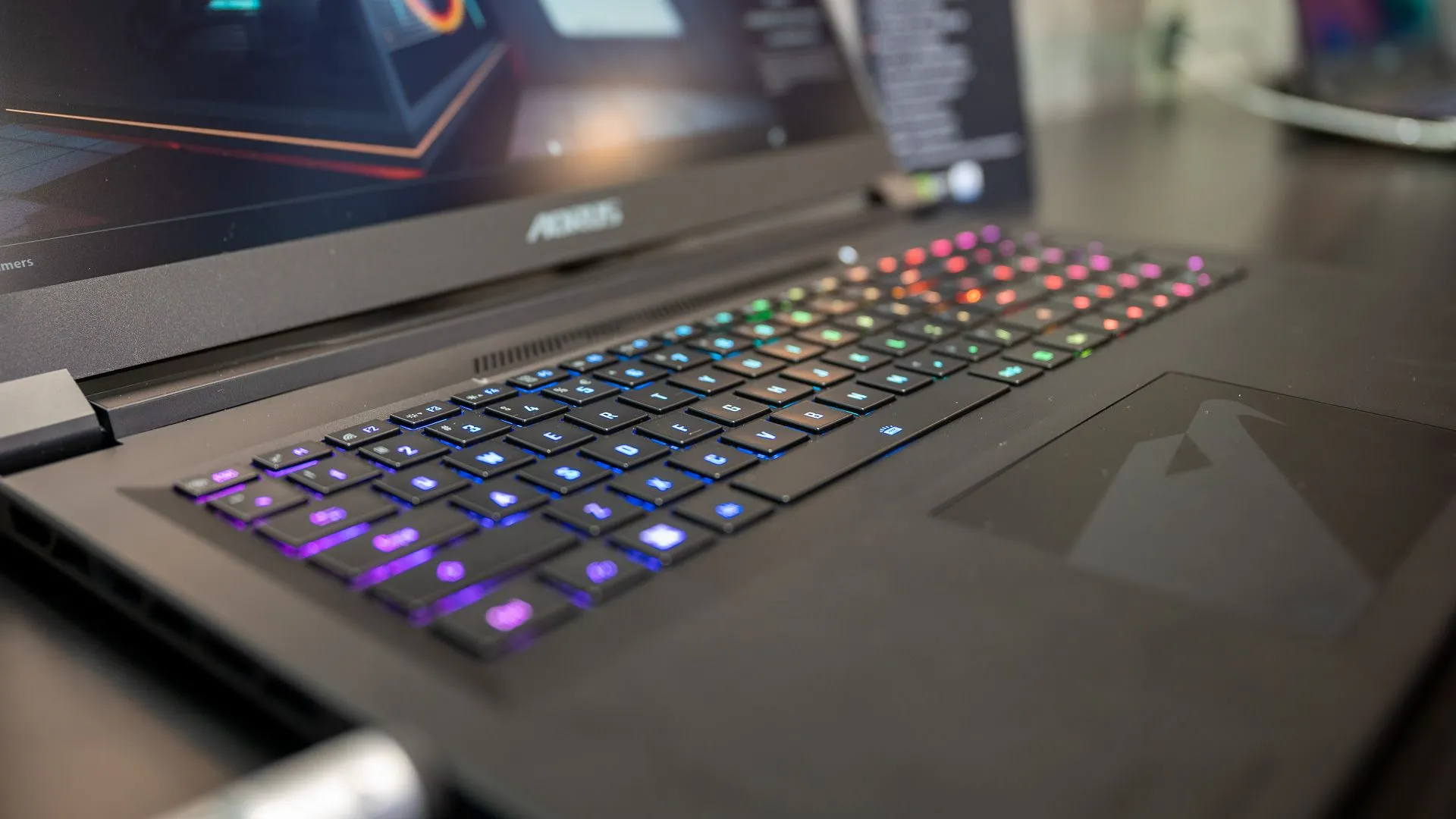 Cận cảnh laptop gaming Gigabyte, thể hiện thiết kế mạnh mẽ và bàn phím tích hợp tối ưu cho game thủ
