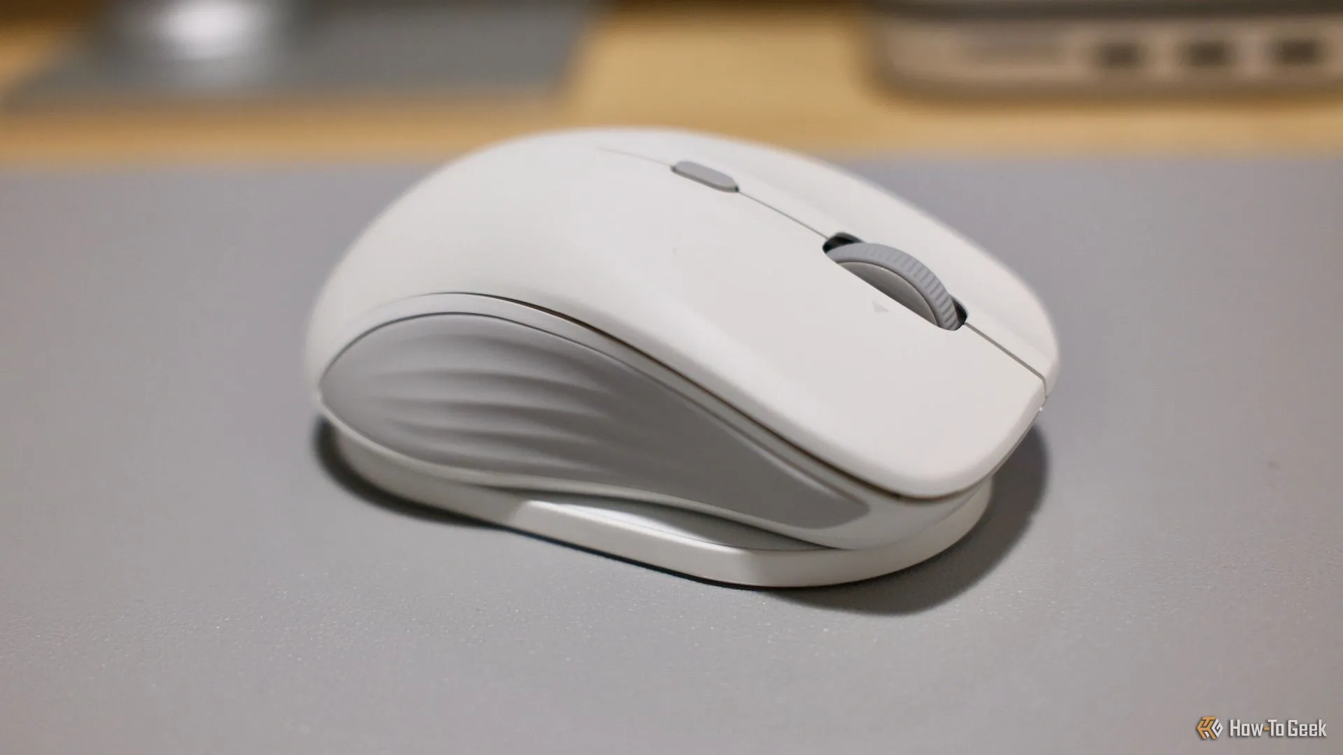 Cận cảnh mặt trên của ESR MagMouse, làm nổi bật thiết kế và các nút bấm.