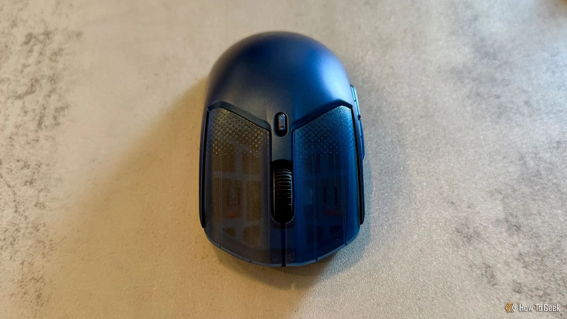 Cận cảnh mặt trước chuột HyperX Pulsefire Haste 2 S với nút cuộn RGB