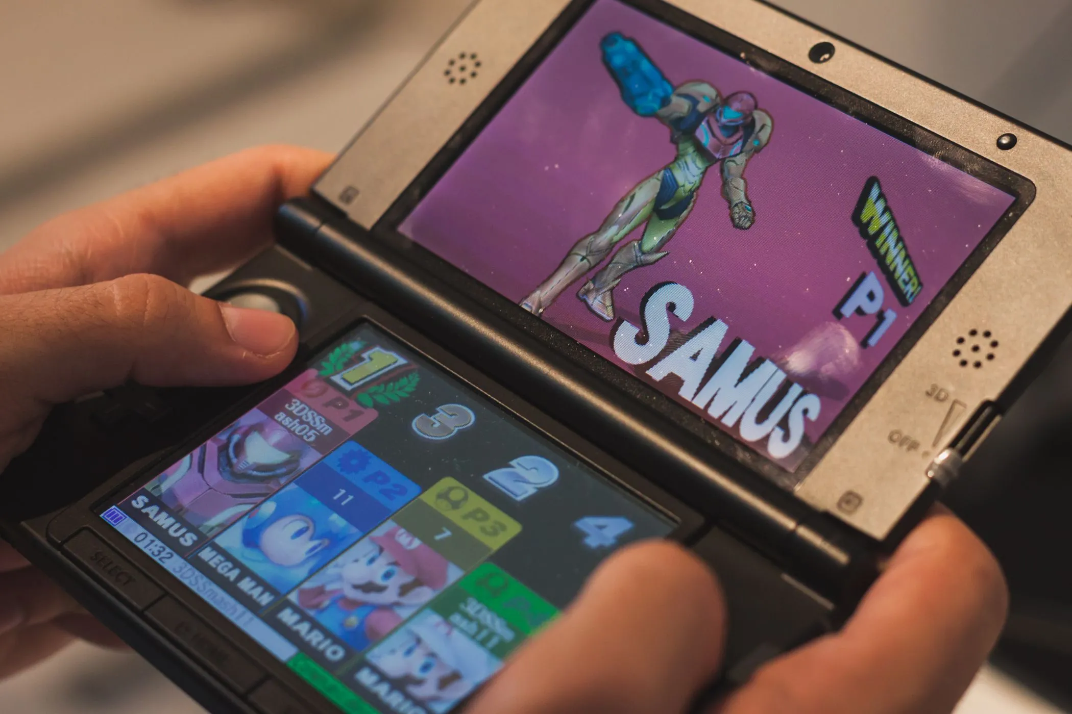 Cận cảnh máy chơi game cầm tay Nintendo 3DS, thể hiện sự phát triển tuần tự của dòng máy cầm tay Nintendo