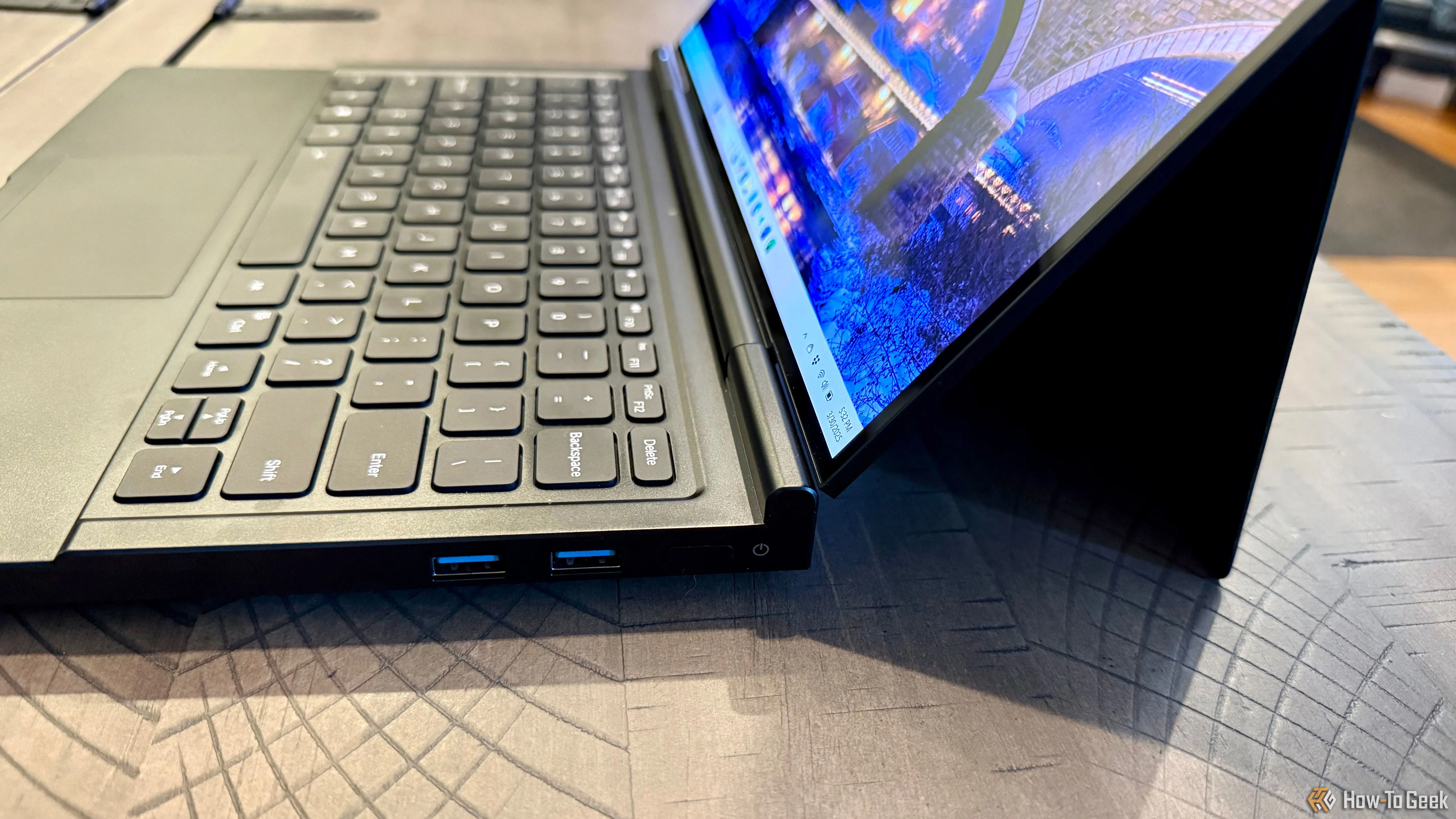 Cạnh phải của GPD Duo với các cổng kết nối USB-A và nút nguồn tích hợp vân tay.