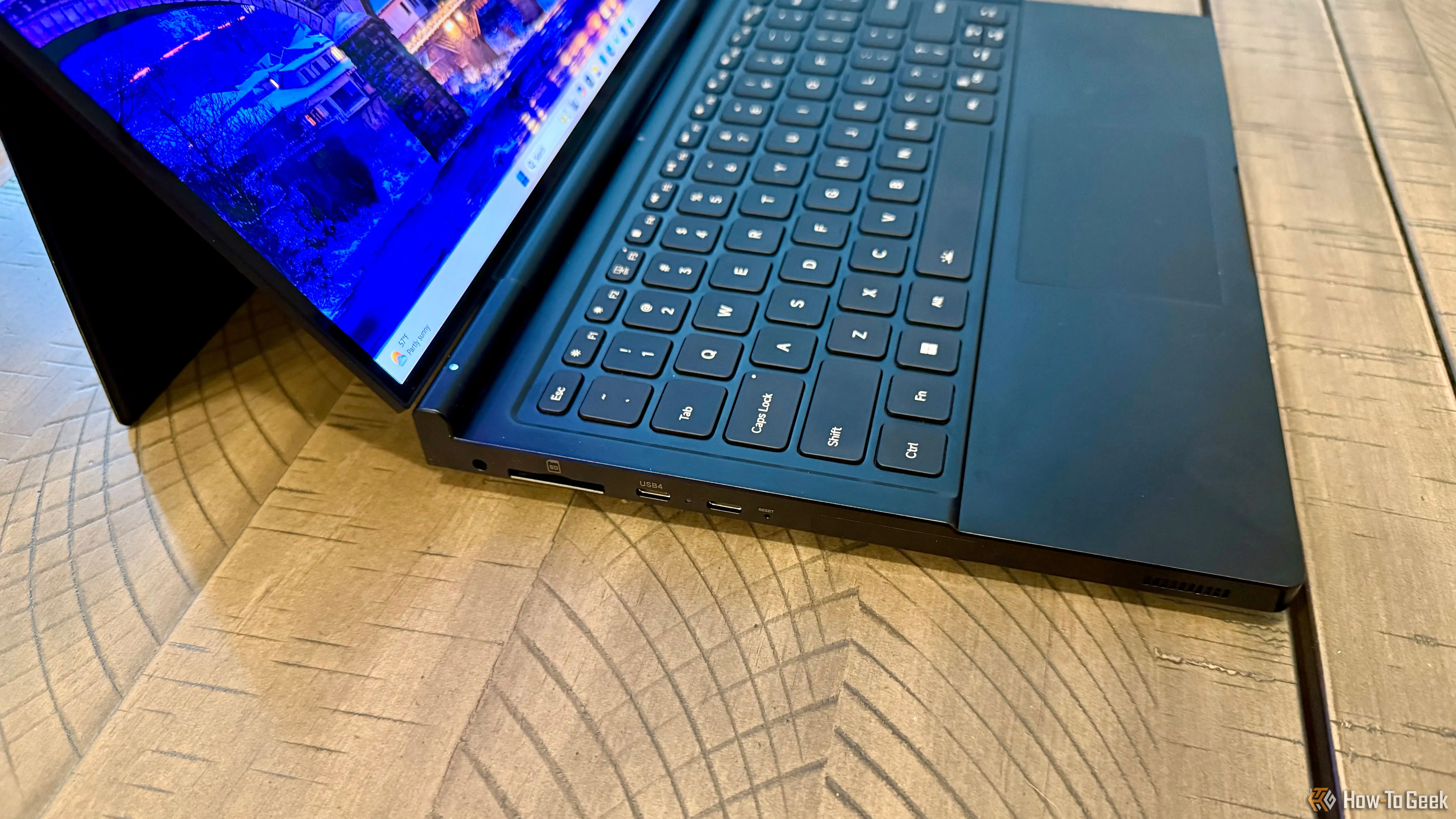 Cạnh trái của laptop GPD Duo hiển thị cổng USB-C và khe cắm thẻ SD.