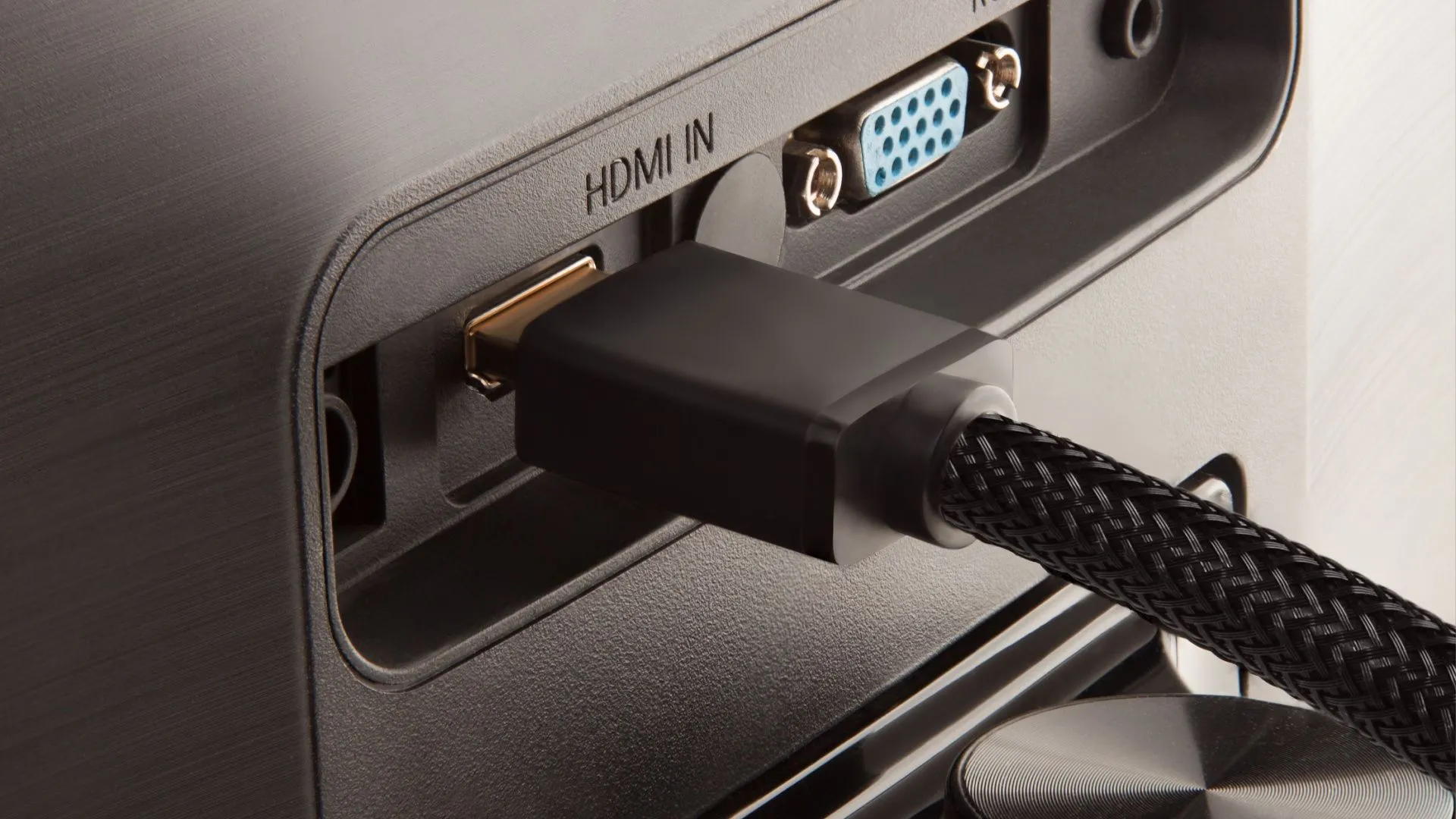 Cáp HDMI được cắm vào mặt sau của màn hình