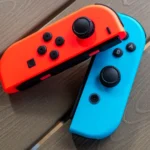 Cặp Joy-Con của Nintendo Switch trên bàn, biểu tượng của lỗi stick drift phổ biến