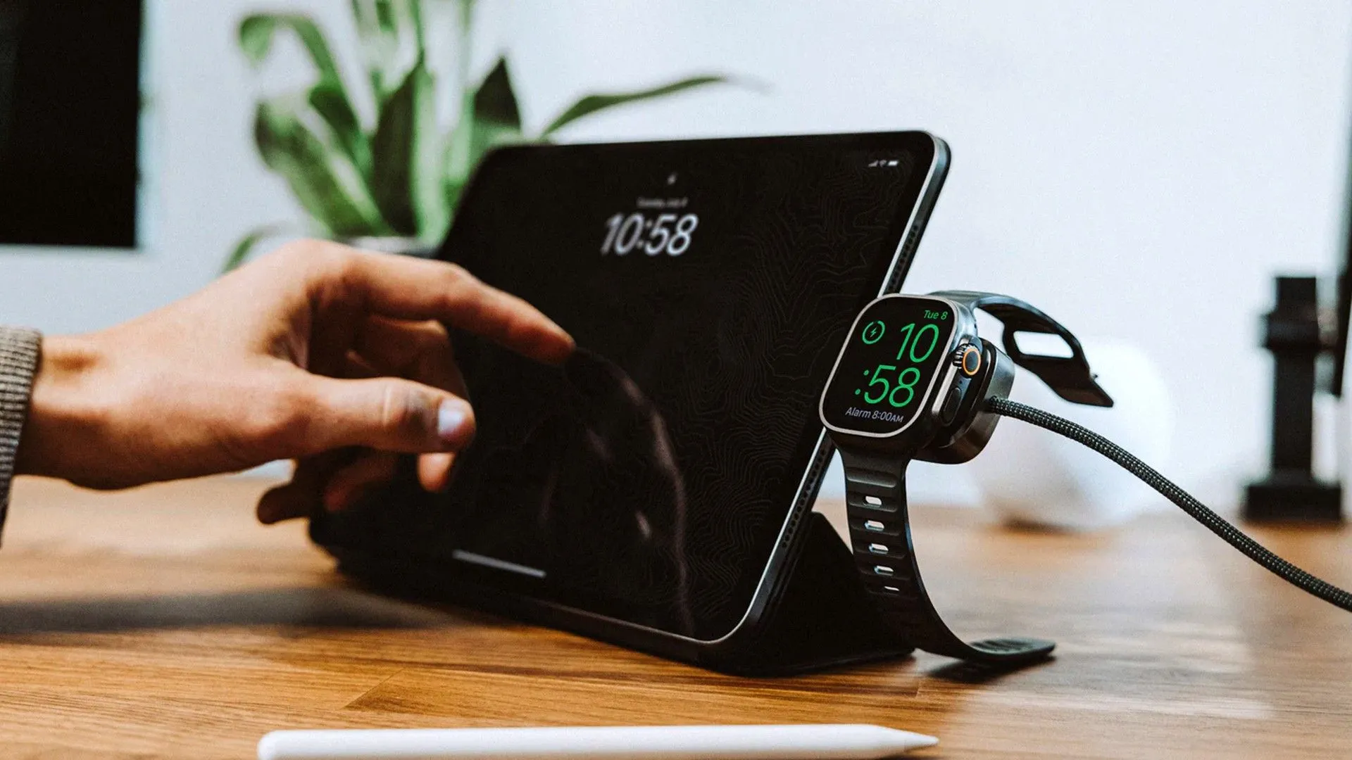 Cáp sạc đa năng Nomad Universal Cable dành cho Apple Watch và thiết bị USB-C trên bàn.