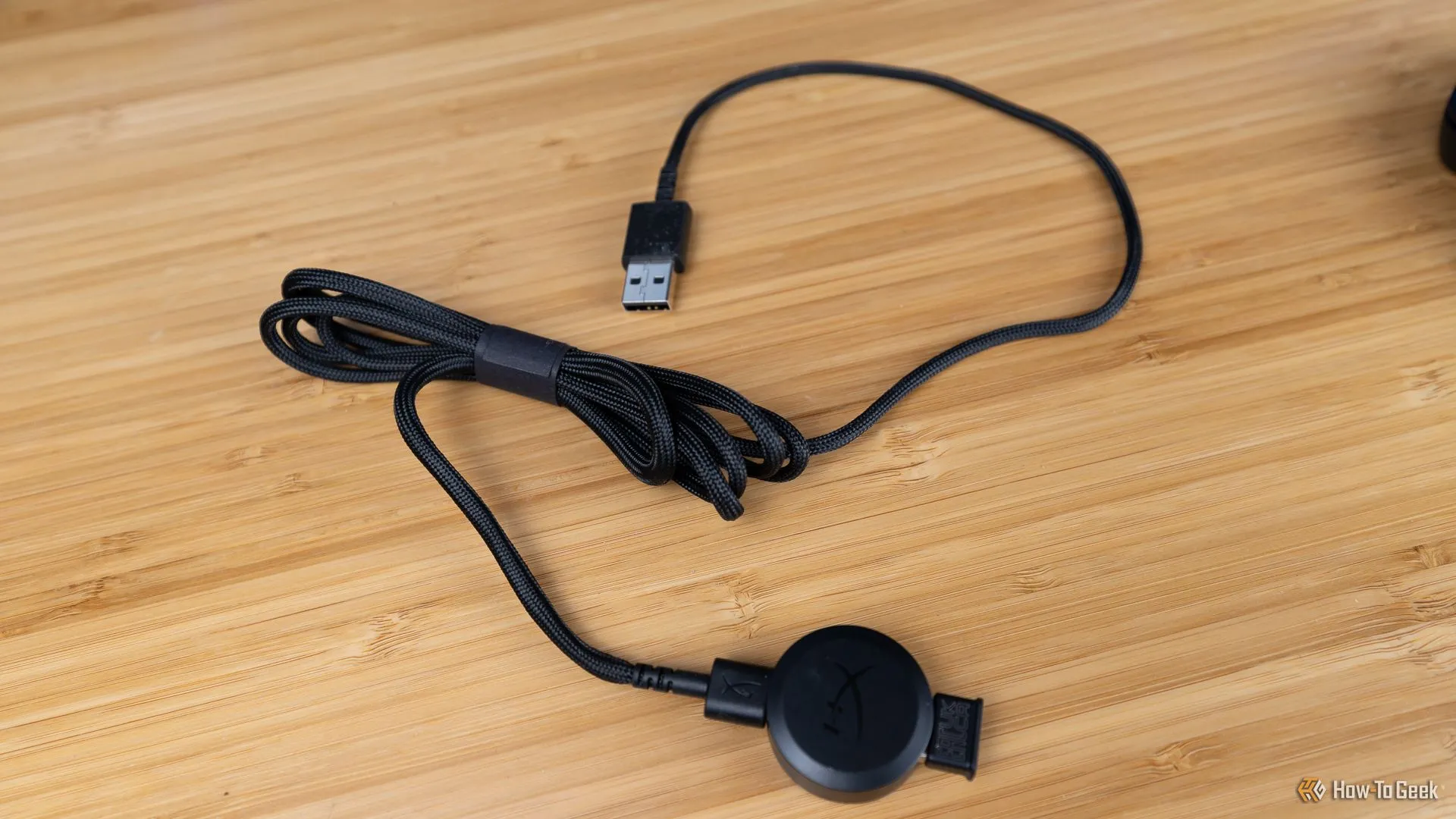 Cáp sạc USB-C và dongle USB-A đi kèm với chuột gaming HyperX Pulsefire Saga Pro