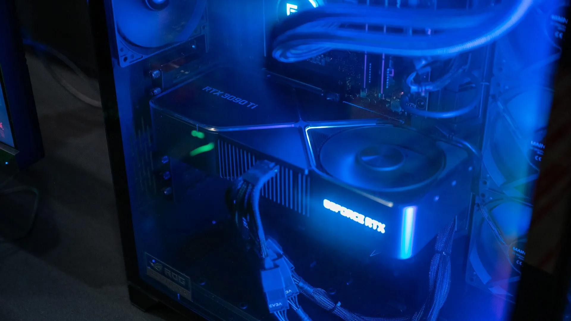 Card đồ họa Nvidia RTX 3090 Ti trong một bộ PC chơi game
