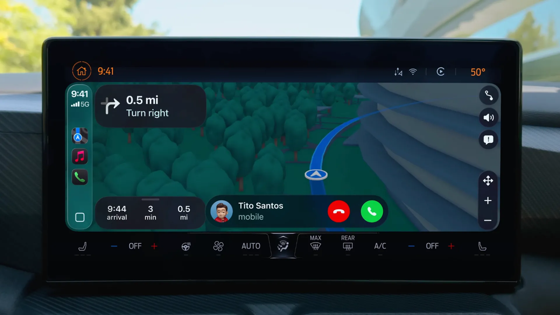 CarPlay iOS 26 hiển thị cuộc gọi đến dưới dạng thanh thông báo nhỏ gọn, cho phép duy trì bản đồ định vị trên màn hình chính.