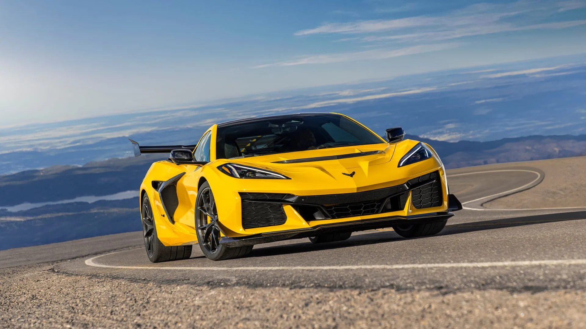 Chiếc Chevrolet Corvette ZR1 Coupe 2025 màu đỏ bóng loáng, thể hiện thiết kế thể thao