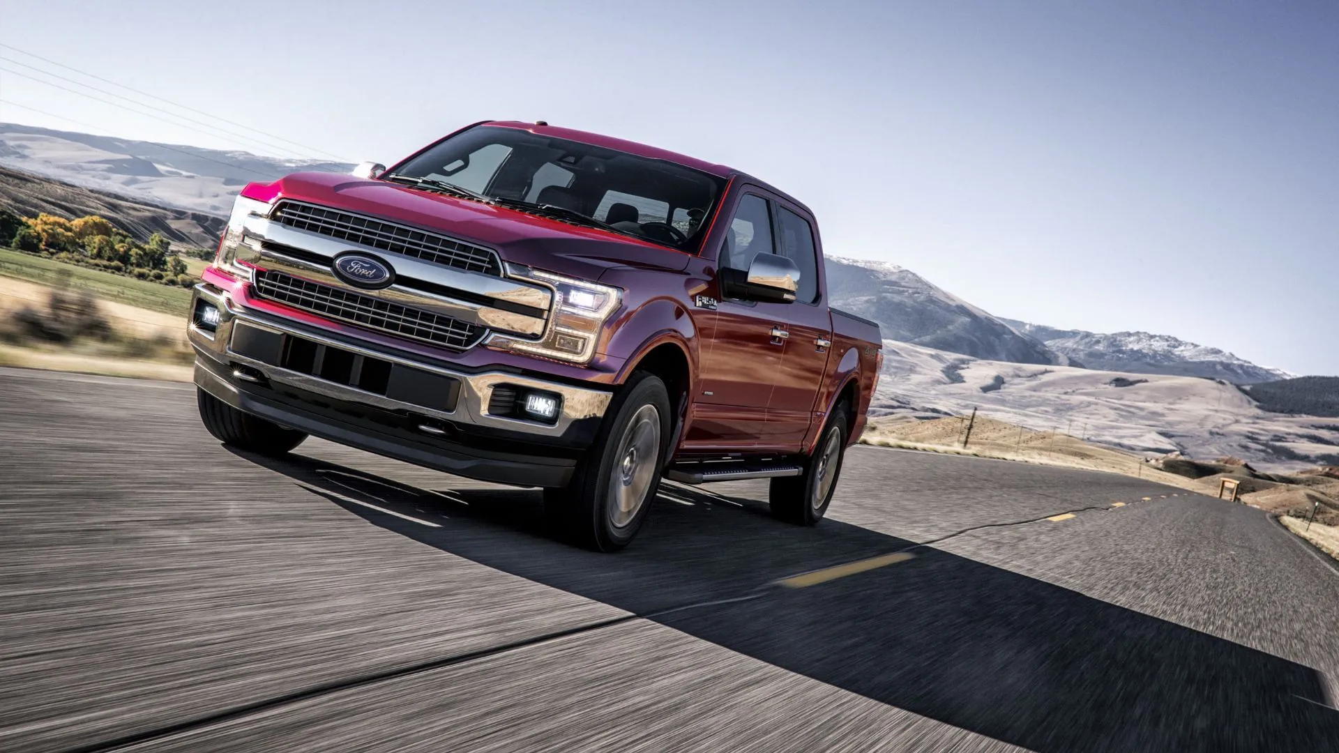 Chiếc xe bán tải Ford F-150 màu bạc đang lái trên đường đất, thể hiện khả năng vượt địa hình