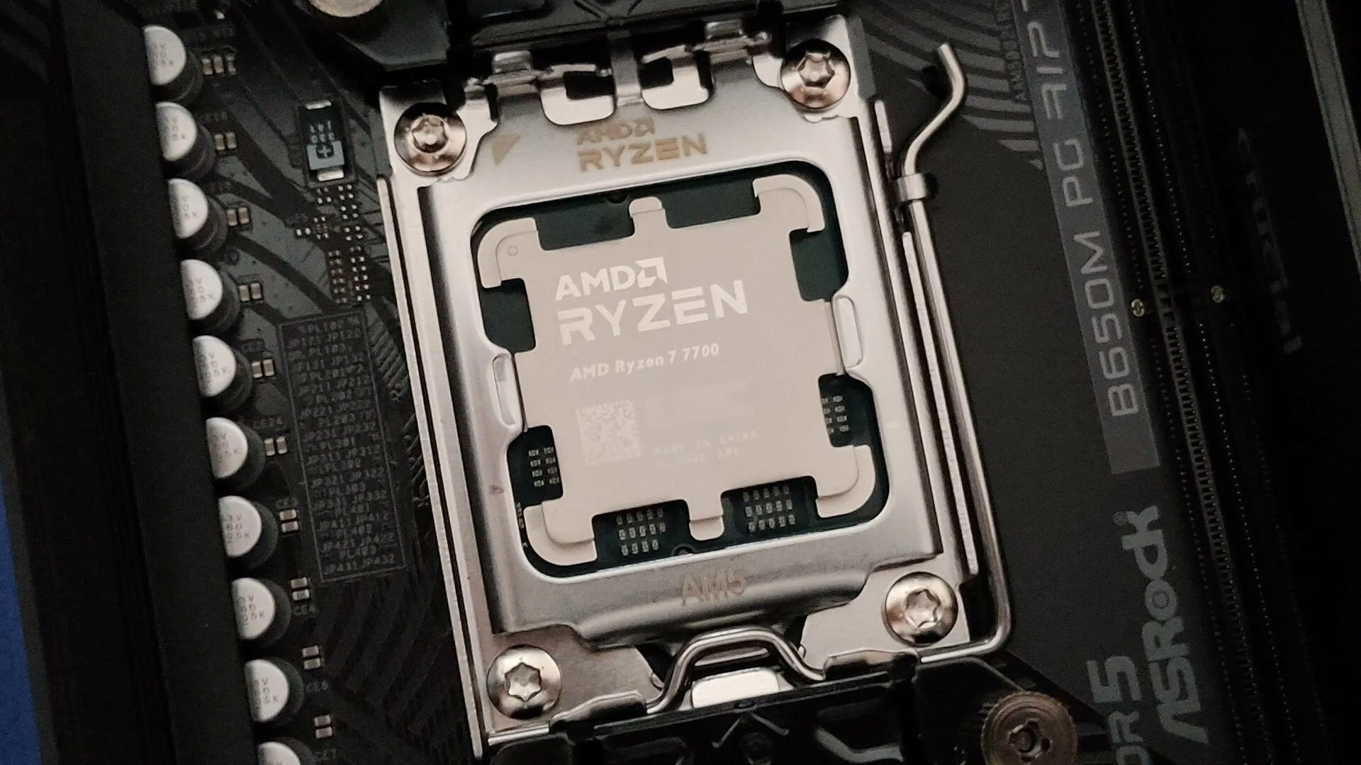 Chip CPU AMD Ryzen 3D V-Cache với thiết kế đặc trưng