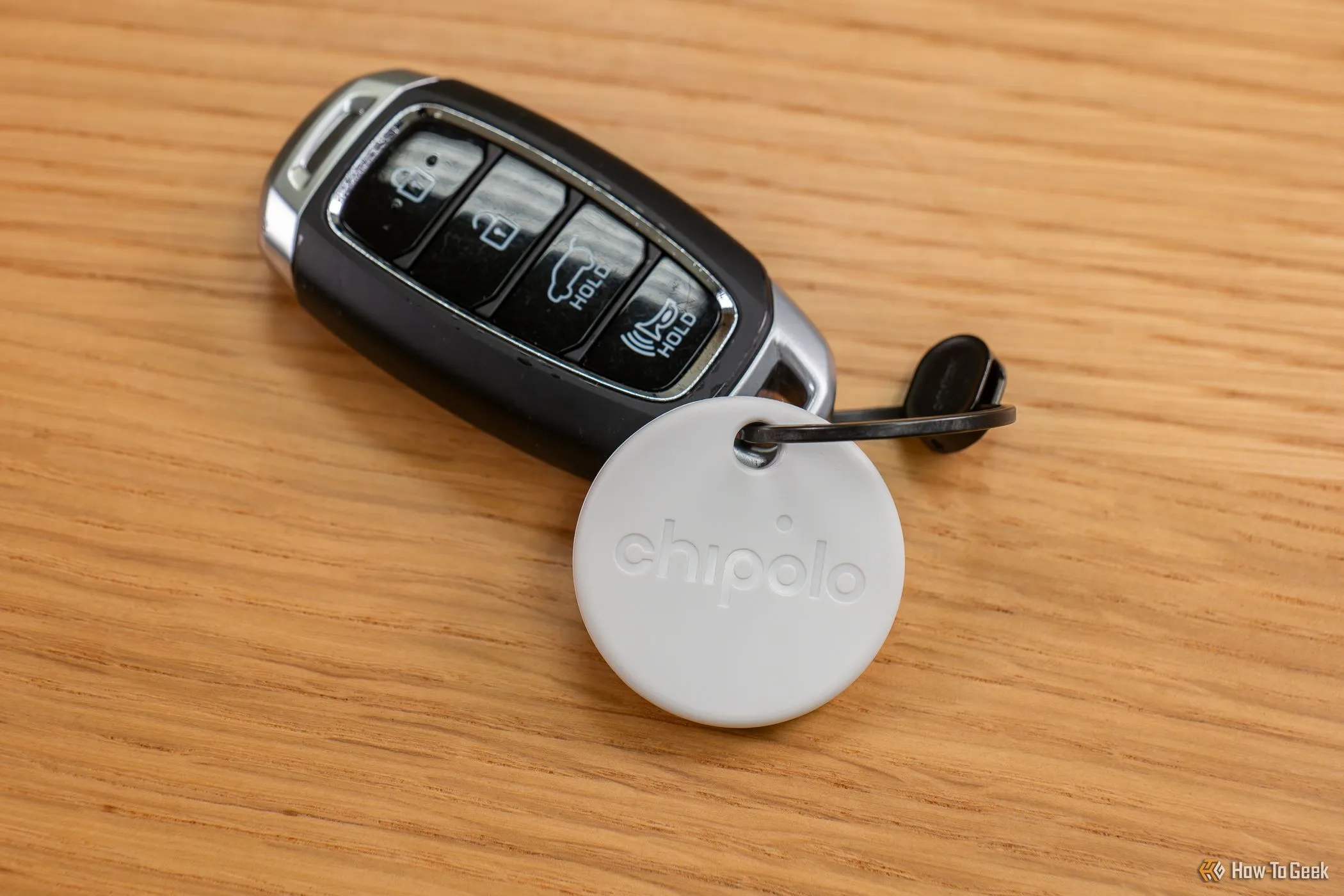 Chipolo One Point được gắn vào móc khóa, tiện lợi để tìm chìa khóa