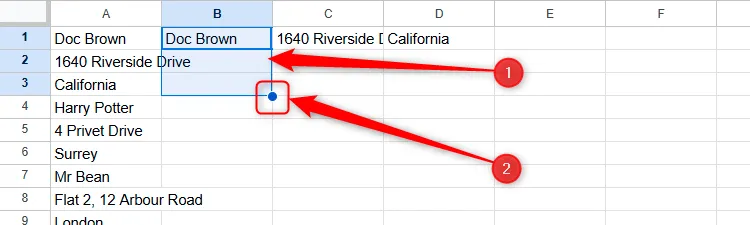 Chọn ba ô trong Google Sheets và sử dụng tay cầm kéo (fill handle) để sao chép công thức TRANSPOSE.