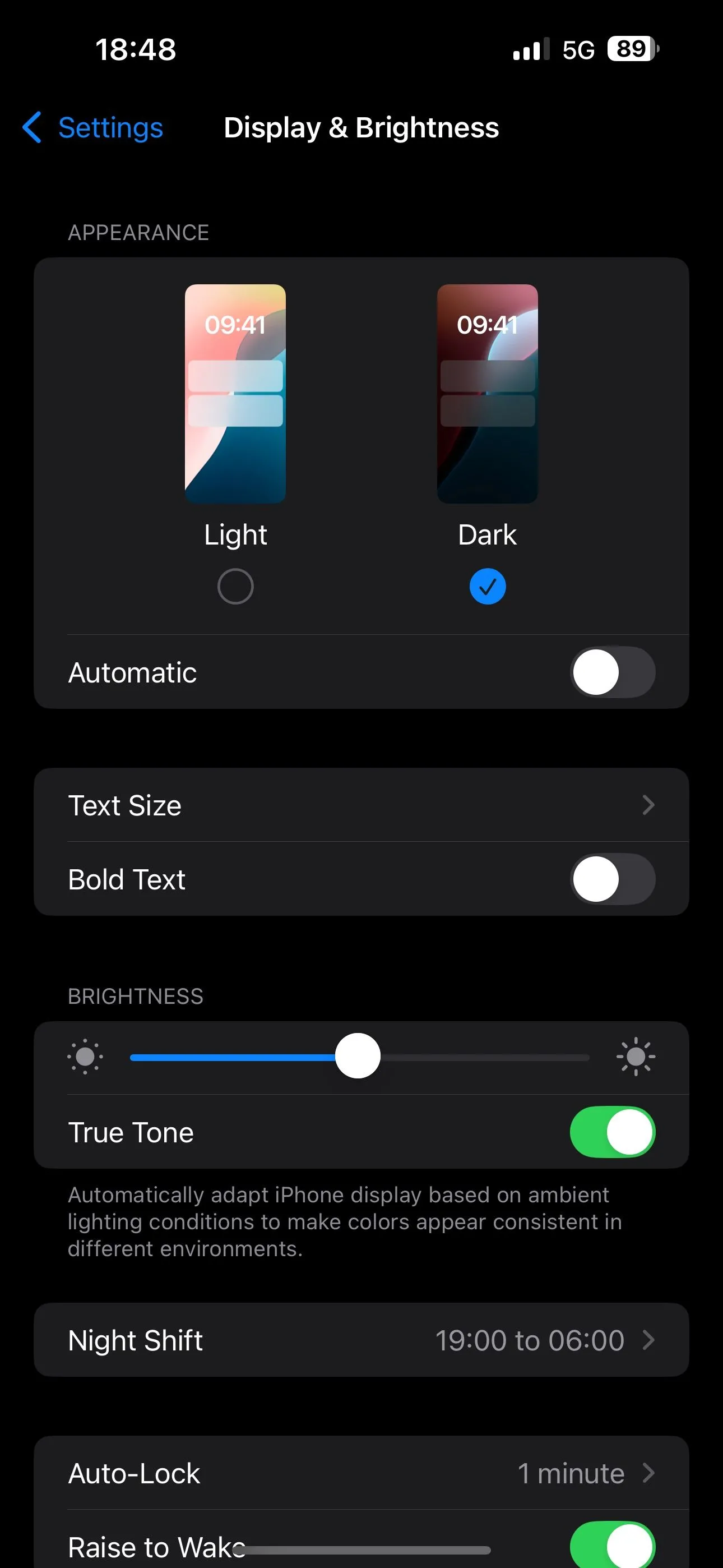 Chọn tùy chọn Giao diện Tối trong Cài đặt Màn hình &amp; Độ sáng của iPhone.